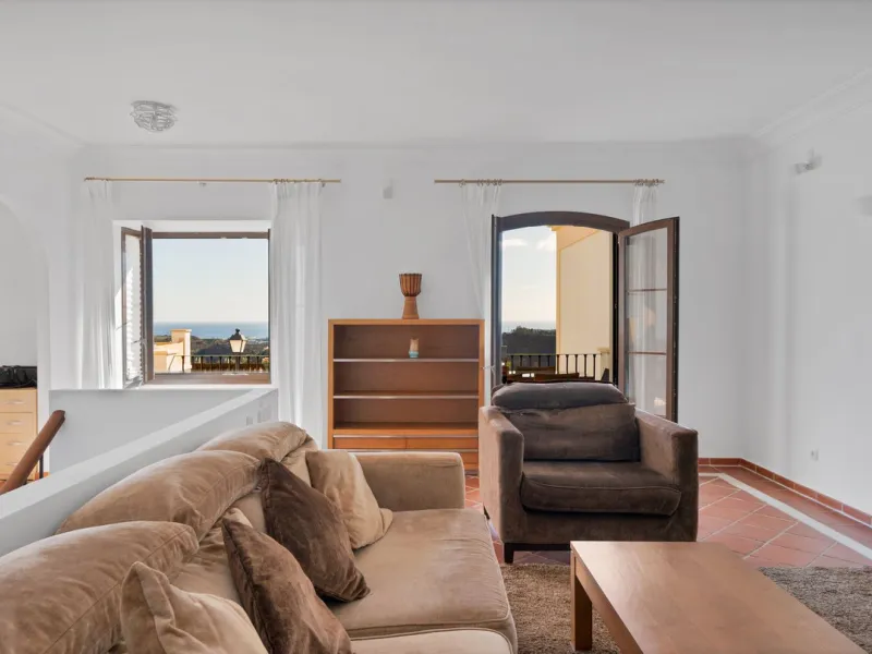 Set within the picturesque hillside community of La Heredia in Monte Mayor, this beautifully presented 3-bedroom, 2.5-bathroom townhouse offers the perfect blend of privacy, security, and breathtaking Mediterranean views.