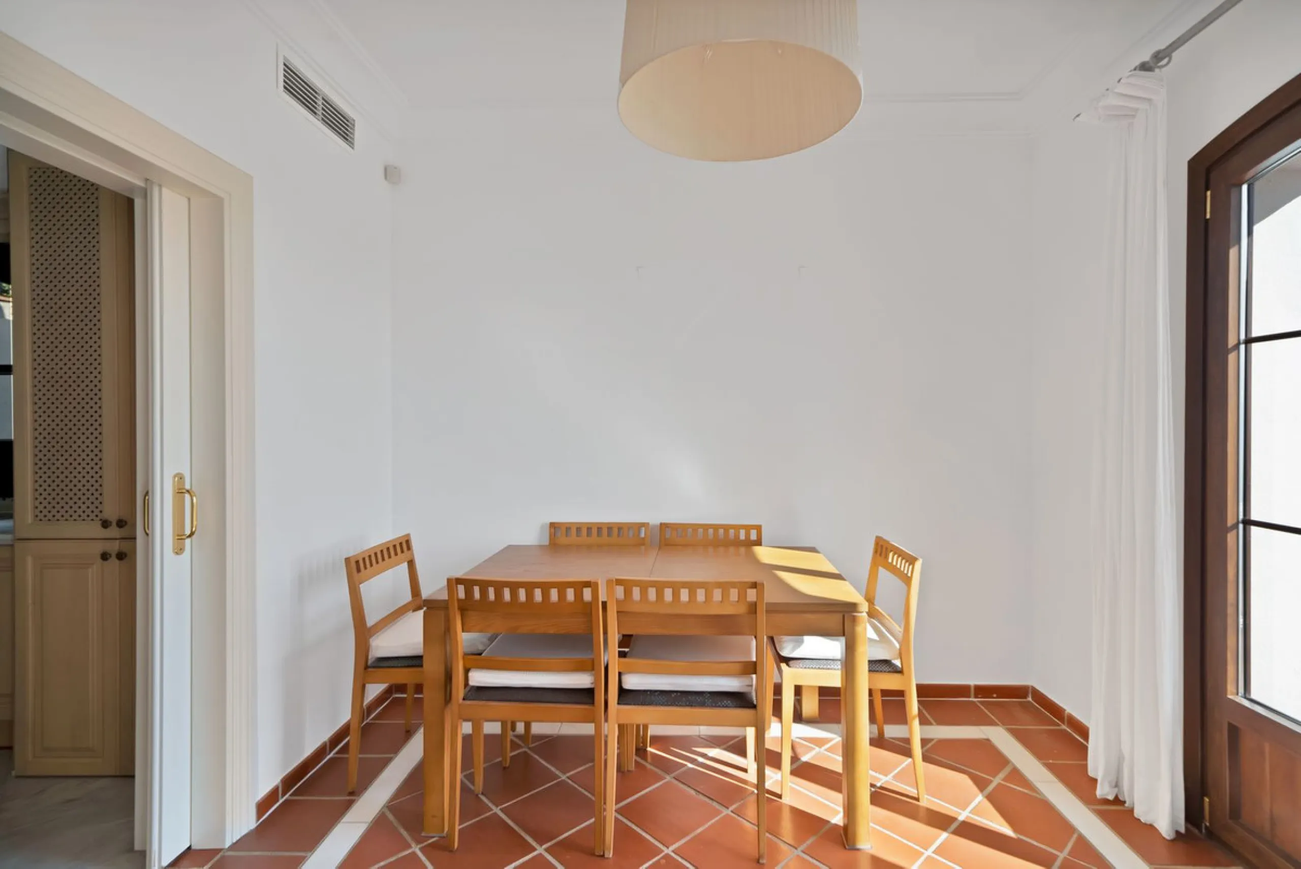 Set within the picturesque hillside community of La Heredia in Monte Mayor, this beautifully presented 3-bedroom, 2.5-bathroom townhouse offers the perfect blend of privacy, security, and breathtaking Mediterranean views.