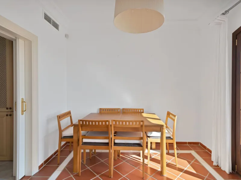 Set within the picturesque hillside community of La Heredia in Monte Mayor, this beautifully presented 3-bedroom, 2.5-bathroom townhouse offers the perfect blend of privacy, security, and breathtaking Mediterranean views.
