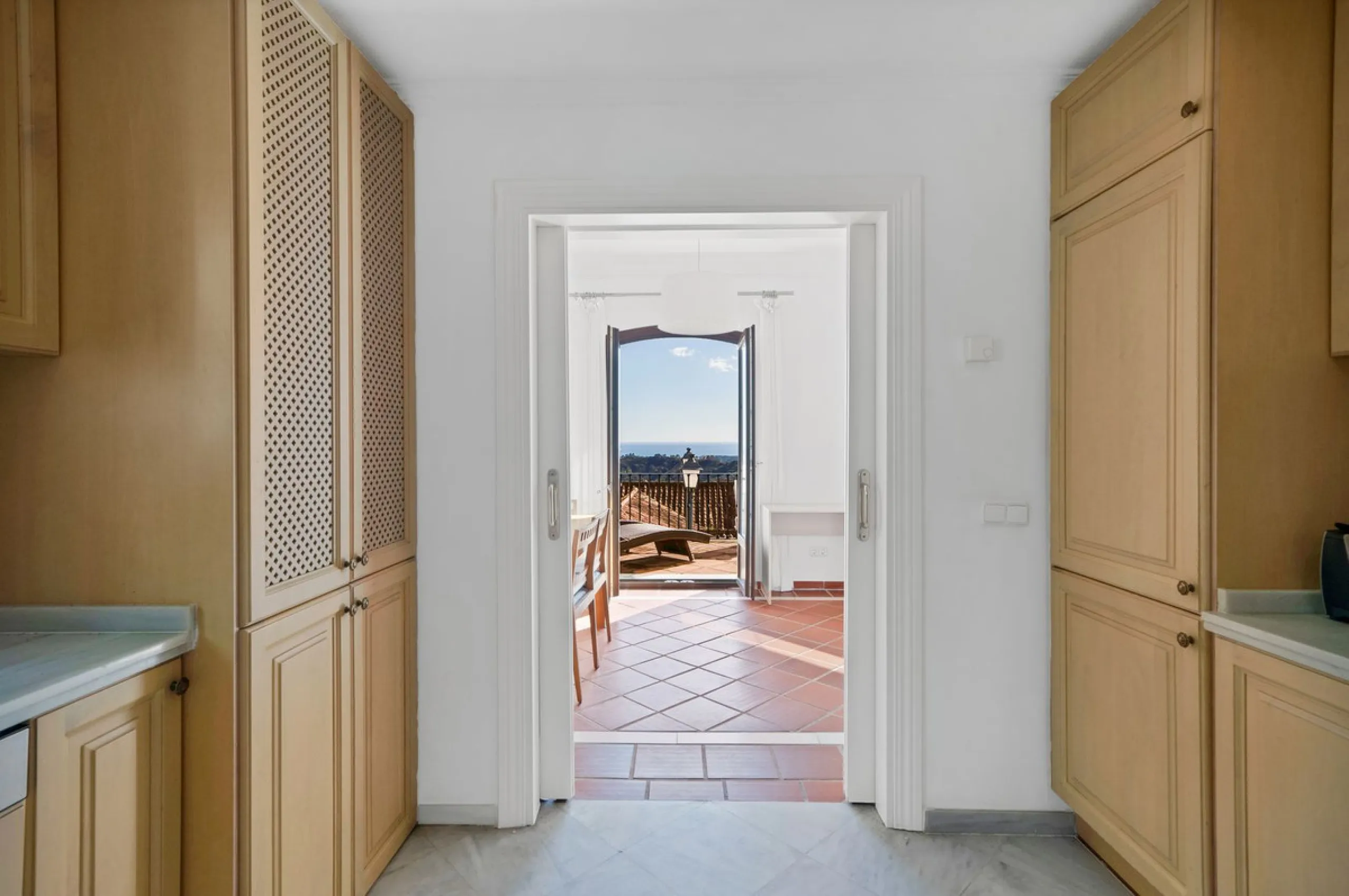 Set within the picturesque hillside community of La Heredia in Monte Mayor, this beautifully presented 3-bedroom, 2.5-bathroom townhouse offers the perfect blend of privacy, security, and breathtaking Mediterranean views.