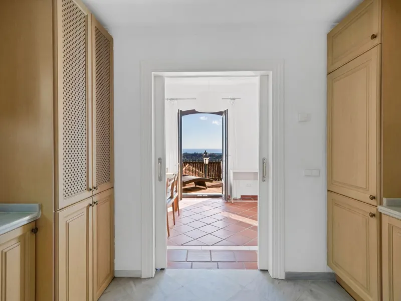 Set within the picturesque hillside community of La Heredia in Monte Mayor, this beautifully presented 3-bedroom, 2.5-bathroom townhouse offers the perfect blend of privacy, security, and breathtaking Mediterranean views.