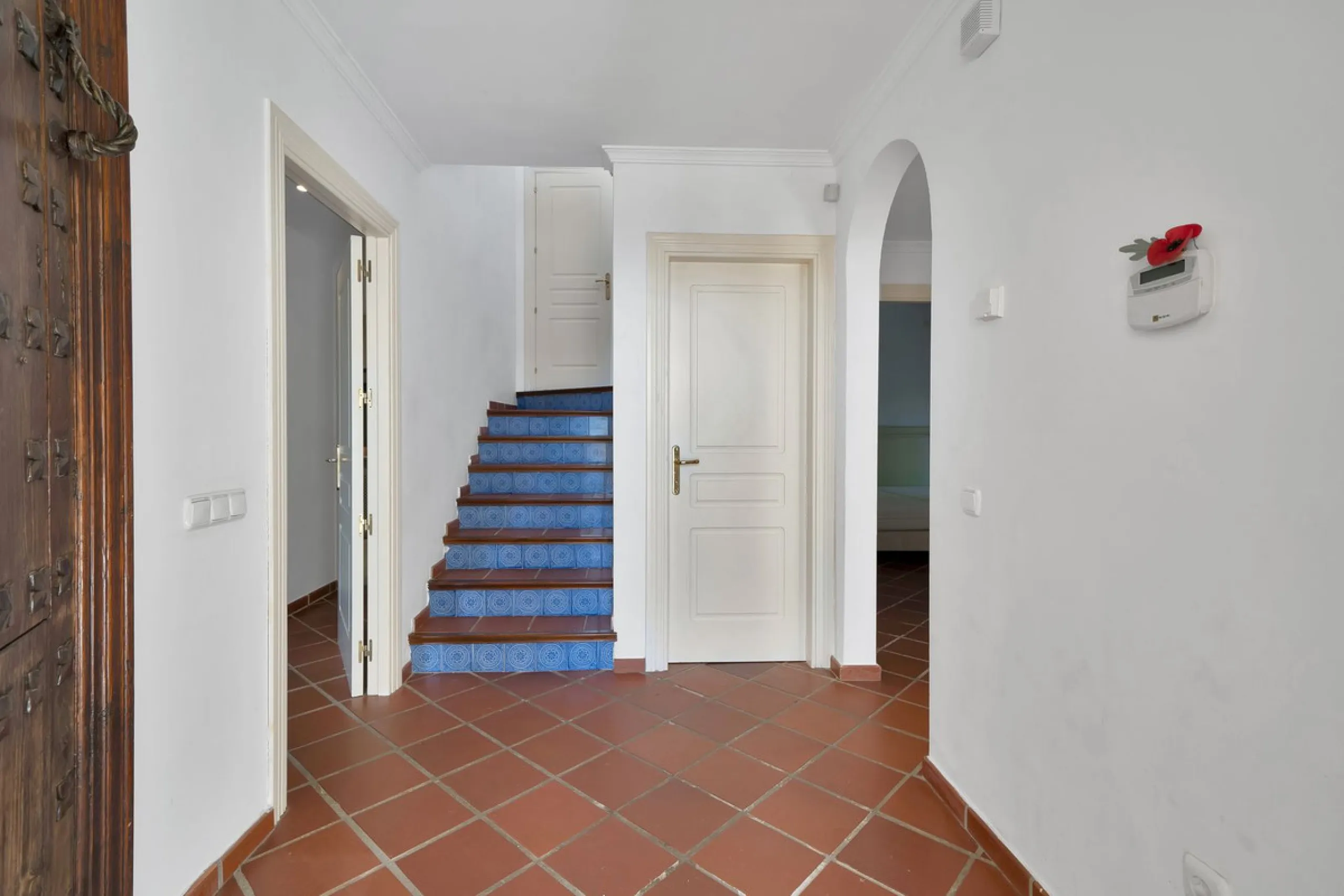 Set within the picturesque hillside community of La Heredia in Monte Mayor, this beautifully presented 3-bedroom, 2.5-bathroom townhouse offers the perfect blend of privacy, security, and breathtaking Mediterranean views.