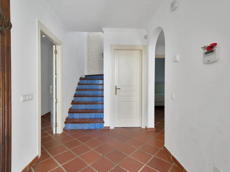 Set within the picturesque hillside community of La Heredia in Monte Mayor, this beautifully presented 3-bedroom, 2.5-bathroom townhouse offers the perfect blend of privacy, security, and breathtaking Mediterranean views.
