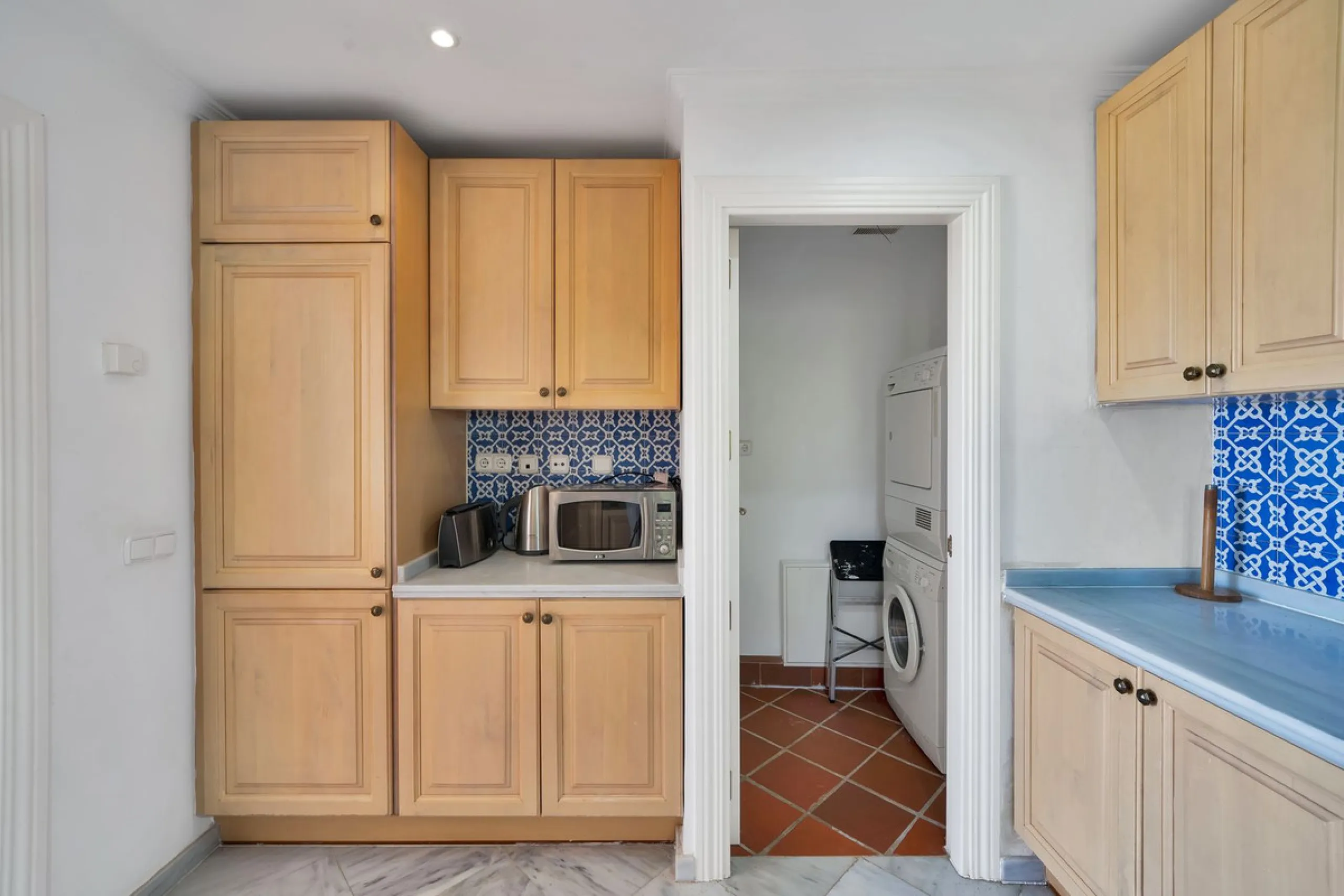 Set within the picturesque hillside community of La Heredia in Monte Mayor, this beautifully presented 3-bedroom, 2.5-bathroom townhouse offers the perfect blend of privacy, security, and breathtaking Mediterranean views.