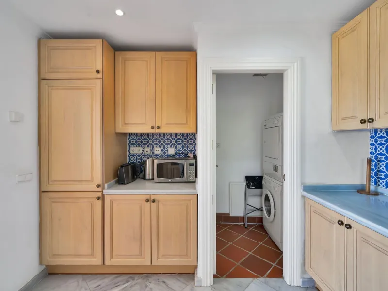 Set within the picturesque hillside community of La Heredia in Monte Mayor, this beautifully presented 3-bedroom, 2.5-bathroom townhouse offers the perfect blend of privacy, security, and breathtaking Mediterranean views.