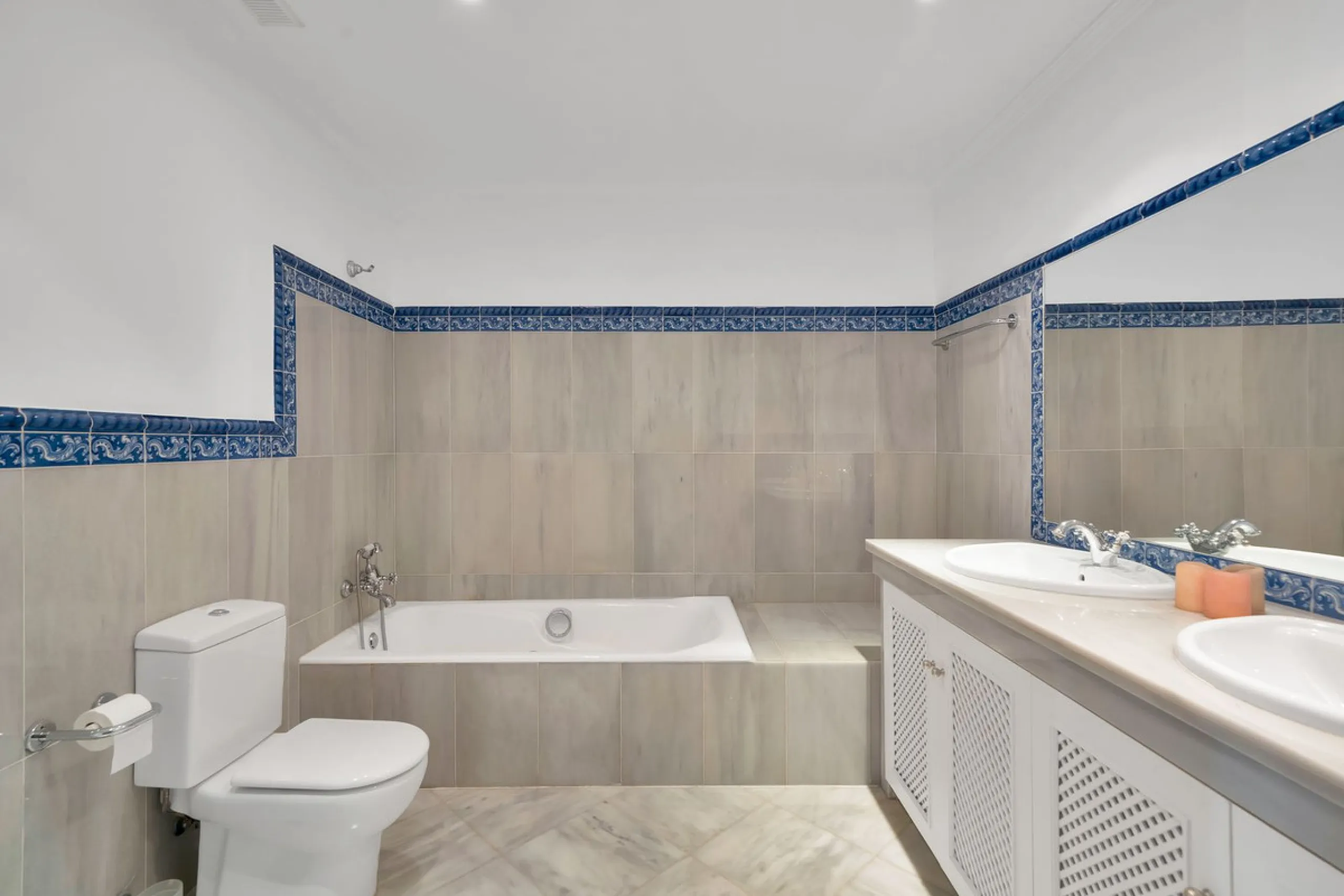 Set within the picturesque hillside community of La Heredia in Monte Mayor, this beautifully presented 3-bedroom, 2.5-bathroom townhouse offers the perfect blend of privacy, security, and breathtaking Mediterranean views.