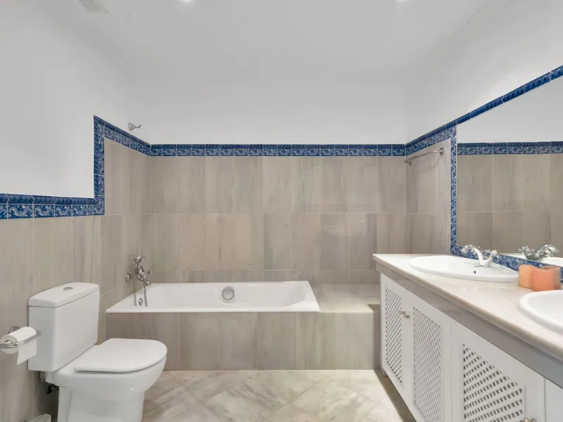 Set within the picturesque hillside community of La Heredia in Monte Mayor, this beautifully presented 3-bedroom, 2.5-bathroom townhouse offers the perfect blend of privacy, security, and breathtaking Mediterranean views.