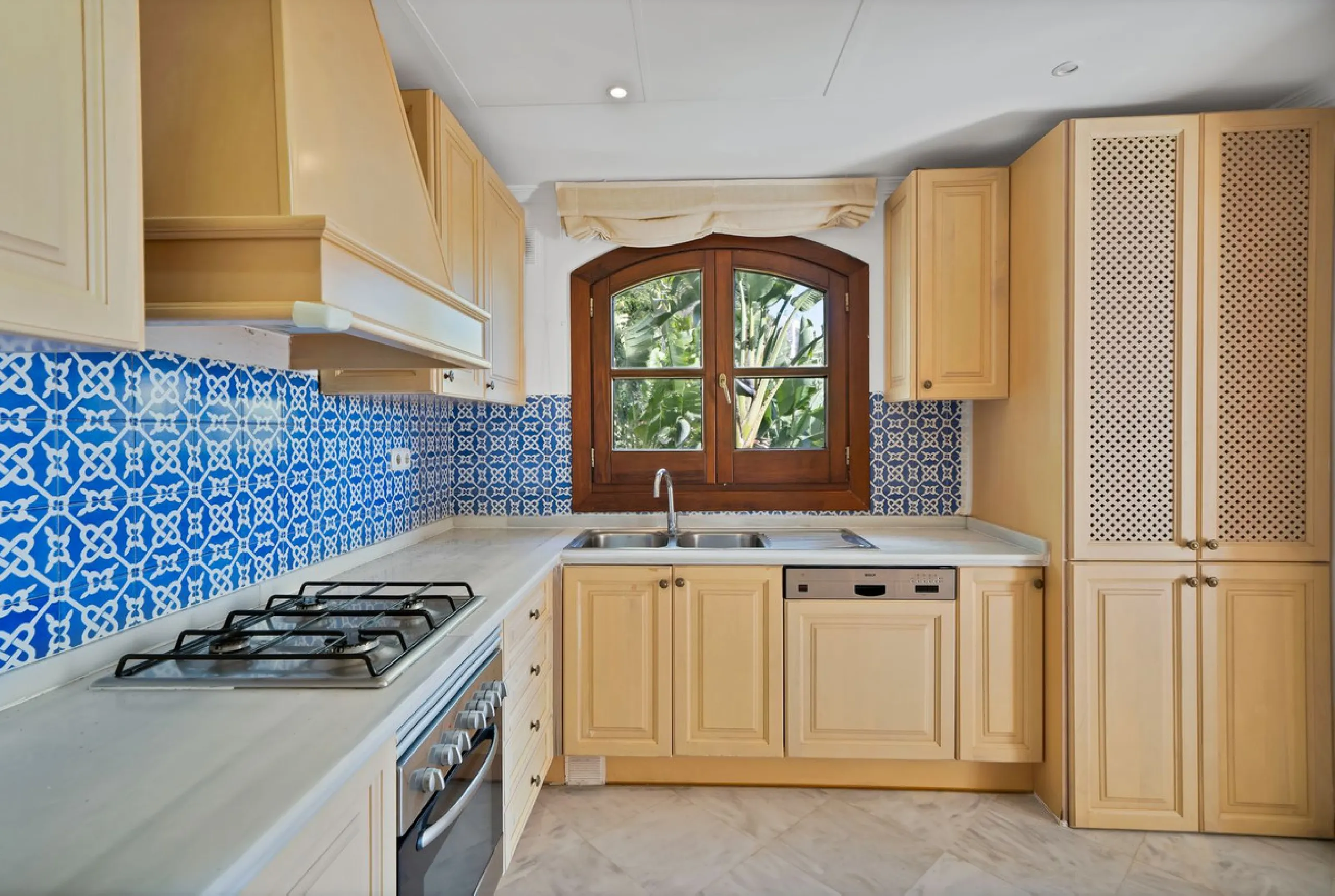 Set within the picturesque hillside community of La Heredia in Monte Mayor, this beautifully presented 3-bedroom, 2.5-bathroom townhouse offers the perfect blend of privacy, security, and breathtaking Mediterranean views.