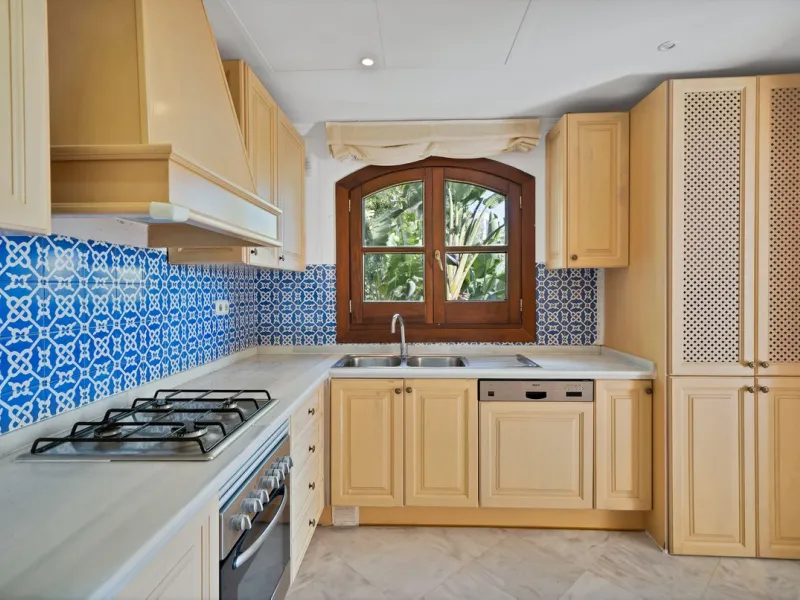 Set within the picturesque hillside community of La Heredia in Monte Mayor, this beautifully presented 3-bedroom, 2.5-bathroom townhouse offers the perfect blend of privacy, security, and breathtaking Mediterranean views.
