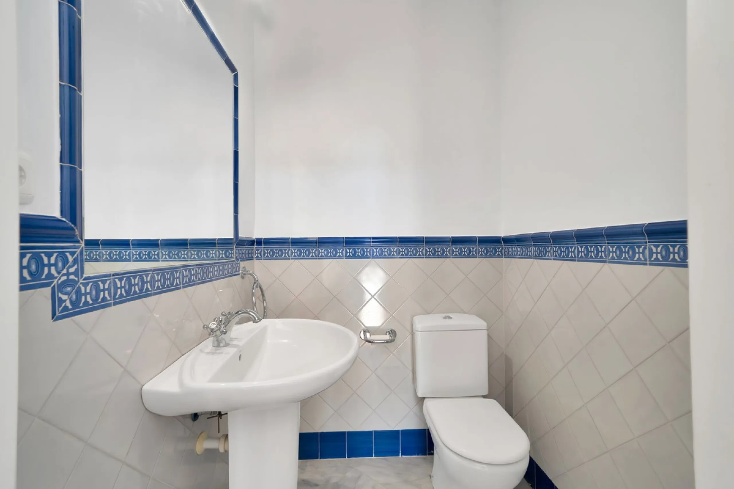 Set within the picturesque hillside community of La Heredia in Monte Mayor, this beautifully presented 3-bedroom, 2.5-bathroom townhouse offers the perfect blend of privacy, security, and breathtaking Mediterranean views.