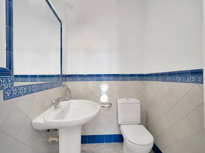 Set within the picturesque hillside community of La Heredia in Monte Mayor, this beautifully presented 3-bedroom, 2.5-bathroom townhouse offers the perfect blend of privacy, security, and breathtaking Mediterranean views.