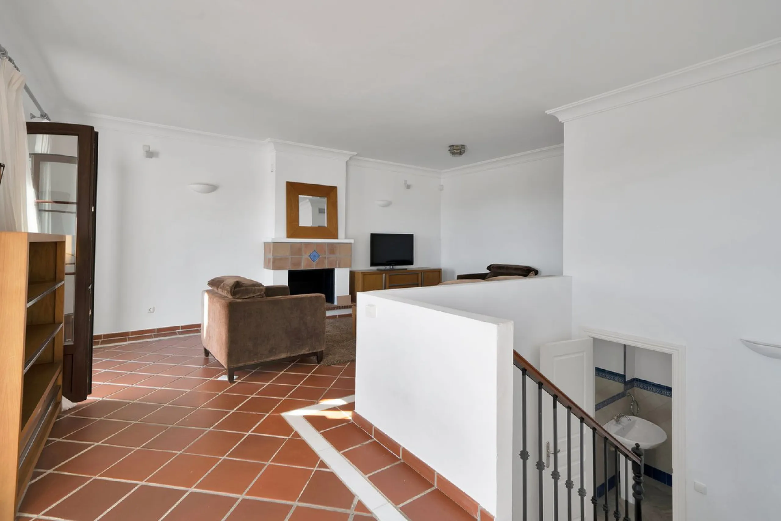 Set within the picturesque hillside community of La Heredia in Monte Mayor, this beautifully presented 3-bedroom, 2.5-bathroom townhouse offers the perfect blend of privacy, security, and breathtaking Mediterranean views.