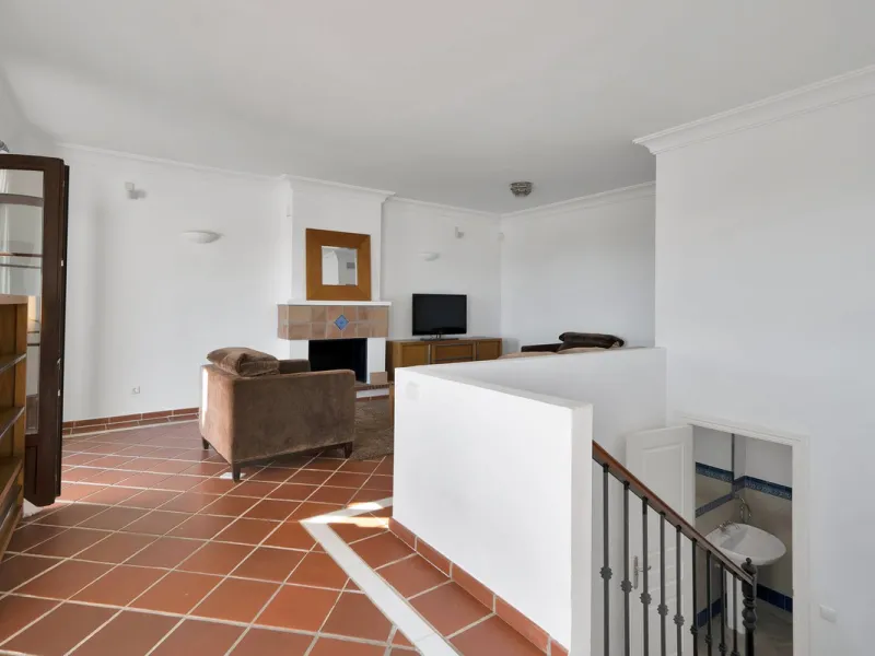Set within the picturesque hillside community of La Heredia in Monte Mayor, this beautifully presented 3-bedroom, 2.5-bathroom townhouse offers the perfect blend of privacy, security, and breathtaking Mediterranean views.