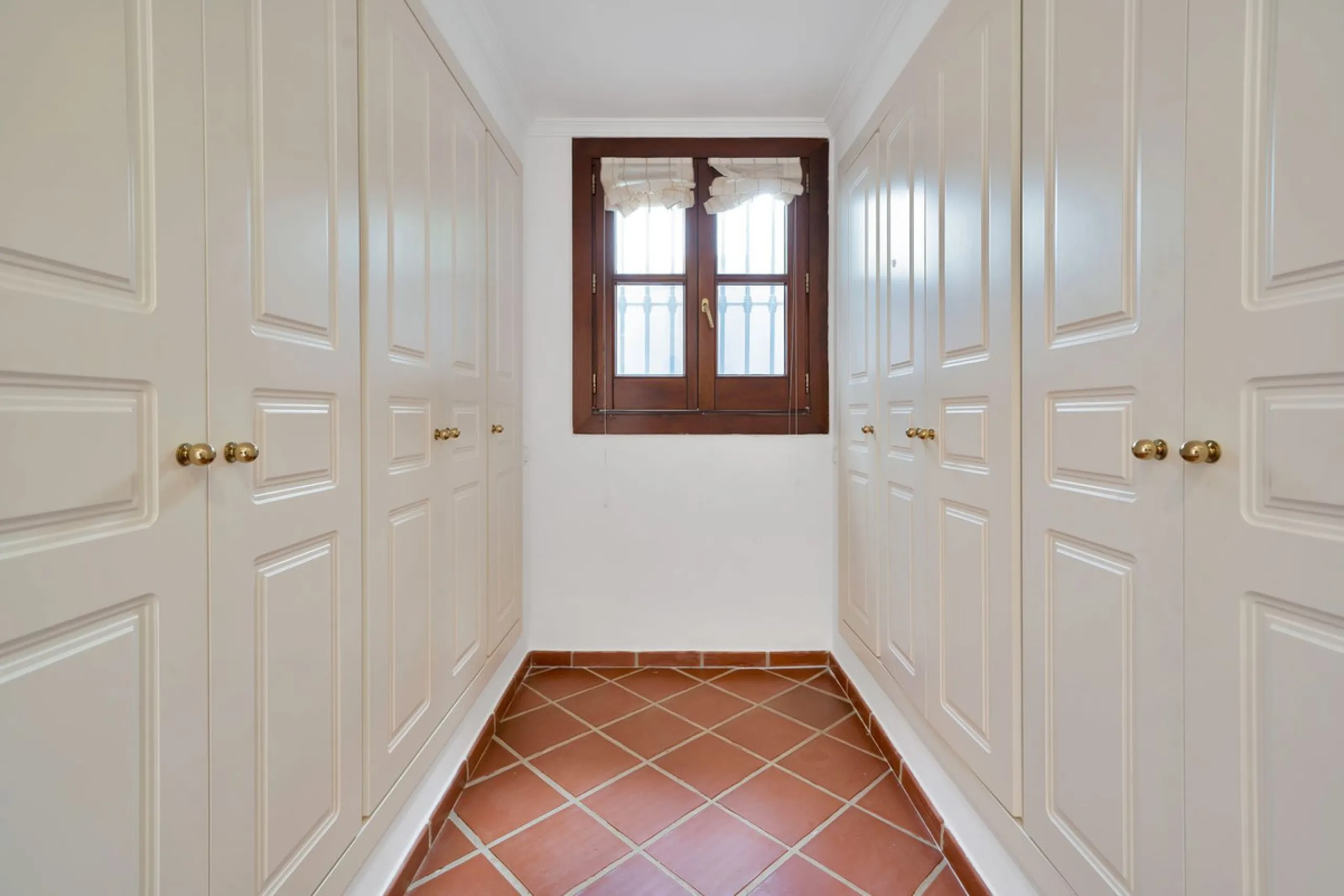 Set within the picturesque hillside community of La Heredia in Monte Mayor, this beautifully presented 3-bedroom, 2.5-bathroom townhouse offers the perfect blend of privacy, security, and breathtaking Mediterranean views.