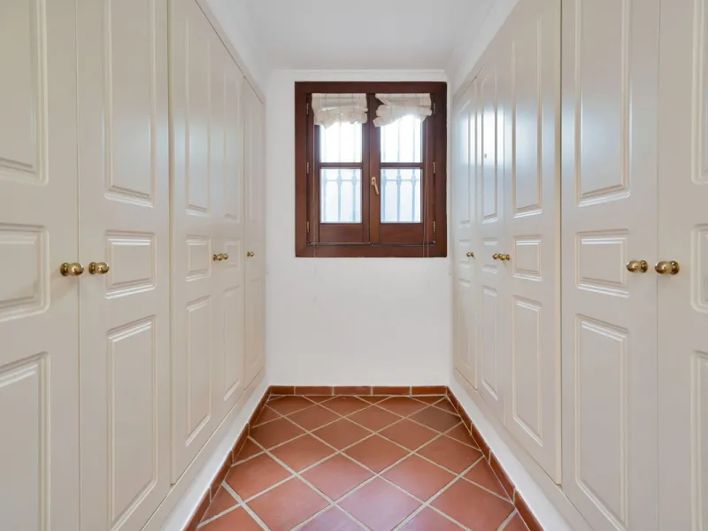 Set within the picturesque hillside community of La Heredia in Monte Mayor, this beautifully presented 3-bedroom, 2.5-bathroom townhouse offers the perfect blend of privacy, security, and breathtaking Mediterranean views.
