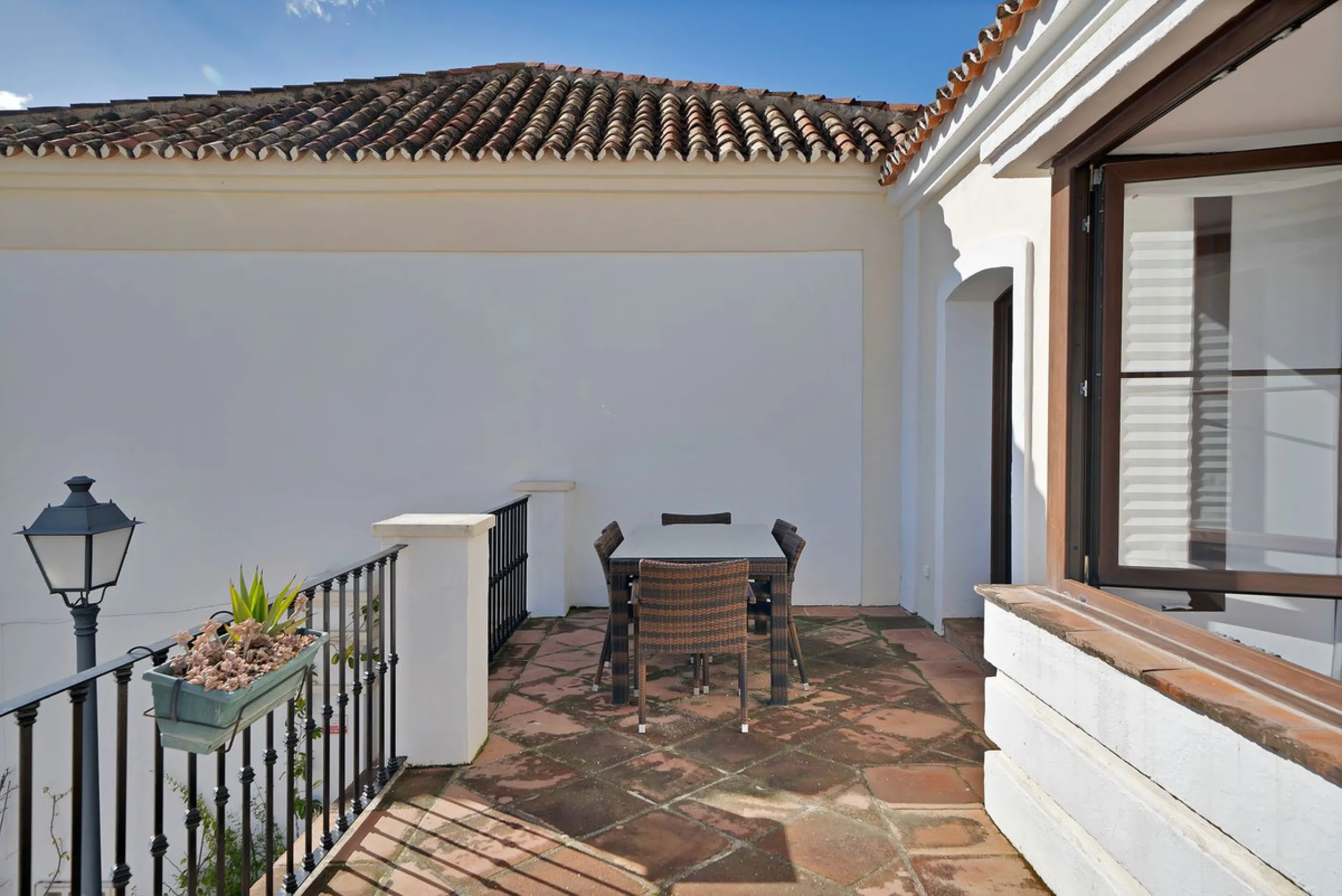 Set within the picturesque hillside community of La Heredia in Monte Mayor, this beautifully presented 3-bedroom, 2.5-bathroom townhouse offers the perfect blend of privacy, security, and breathtaking Mediterranean views.