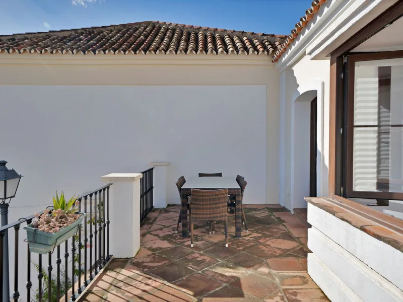 Set within the picturesque hillside community of La Heredia in Monte Mayor, this beautifully presented 3-bedroom, 2.5-bathroom townhouse offers the perfect blend of privacy, security, and breathtaking Mediterranean views.
