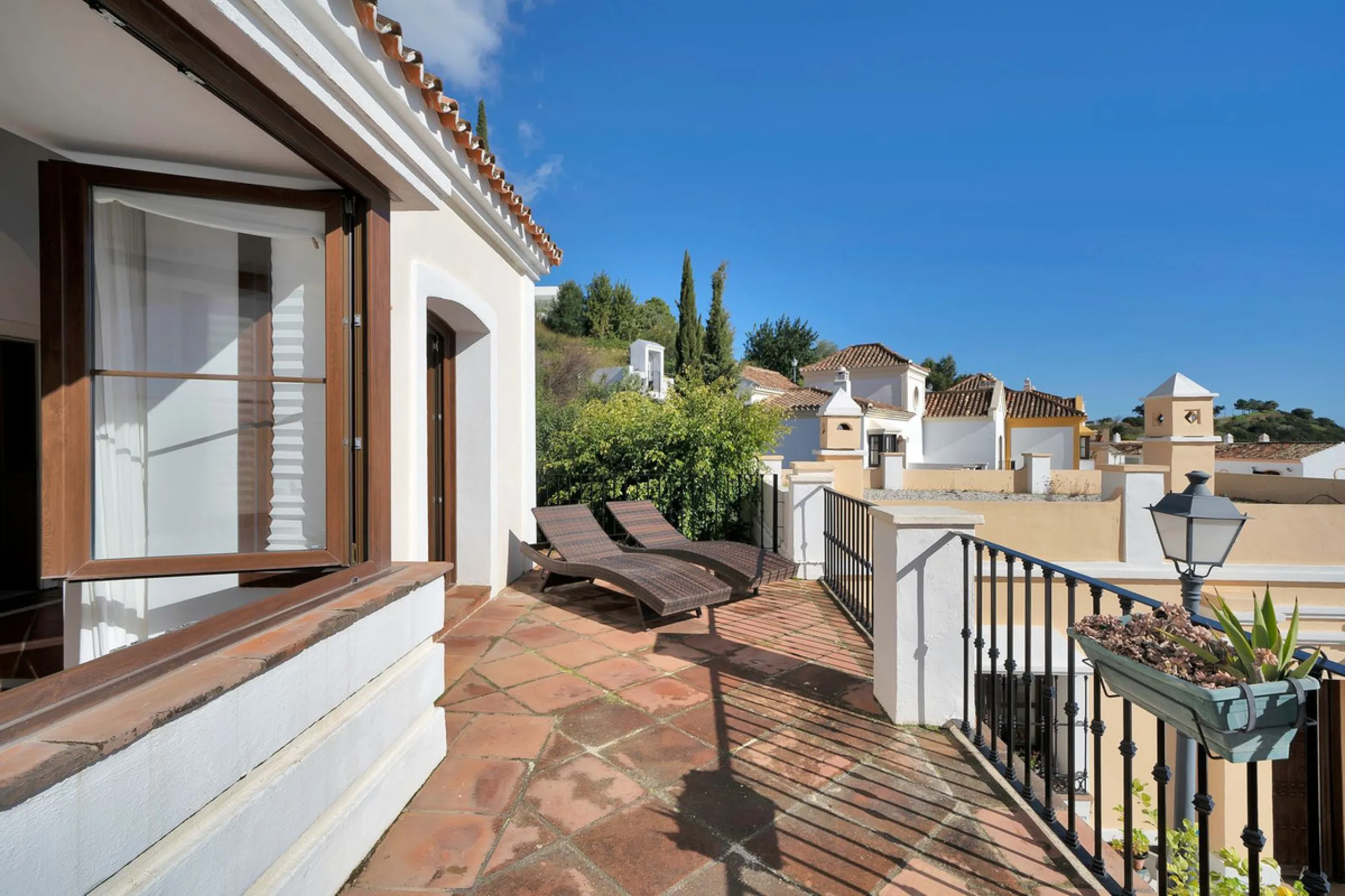 Set within the picturesque hillside community of La Heredia in Monte Mayor, this beautifully presented 3-bedroom, 2.5-bathroom townhouse offers the perfect blend of privacy, security, and breathtaking Mediterranean views.