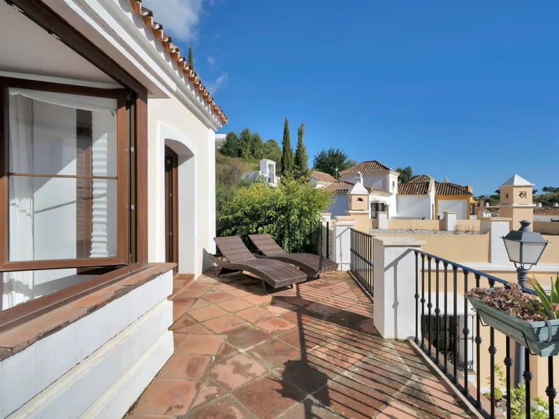 Set within the picturesque hillside community of La Heredia in Monte Mayor, this beautifully presented 3-bedroom, 2.5-bathroom townhouse offers the perfect blend of privacy, security, and breathtaking Mediterranean views.