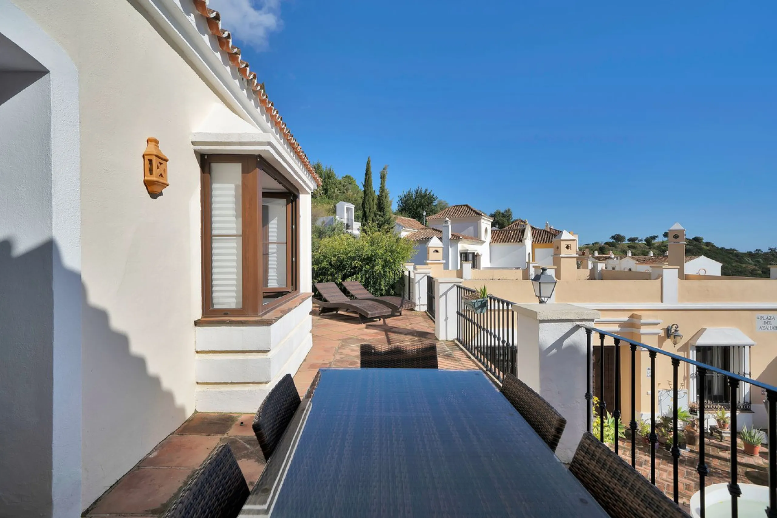 Set within the picturesque hillside community of La Heredia in Monte Mayor, this beautifully presented 3-bedroom, 2.5-bathroom townhouse offers the perfect blend of privacy, security, and breathtaking Mediterranean views.
