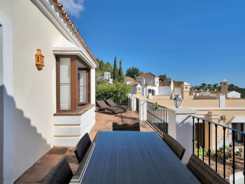 Set within the picturesque hillside community of La Heredia in Monte Mayor, this beautifully presented 3-bedroom, 2.5-bathroom townhouse offers the perfect blend of privacy, security, and breathtaking Mediterranean views.