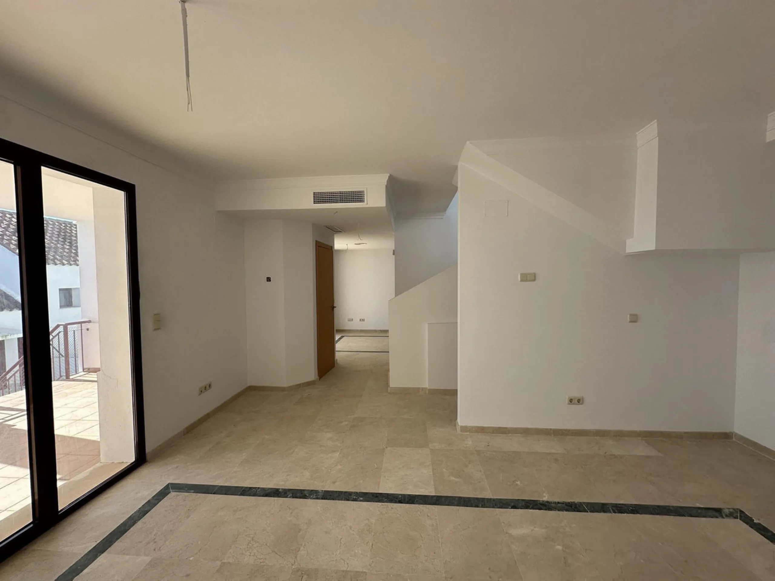 House - Townhouse в продаже в Casares, Málaga. В доме 2 спален и 3 ванных комнат. Площадь дома 205 м²