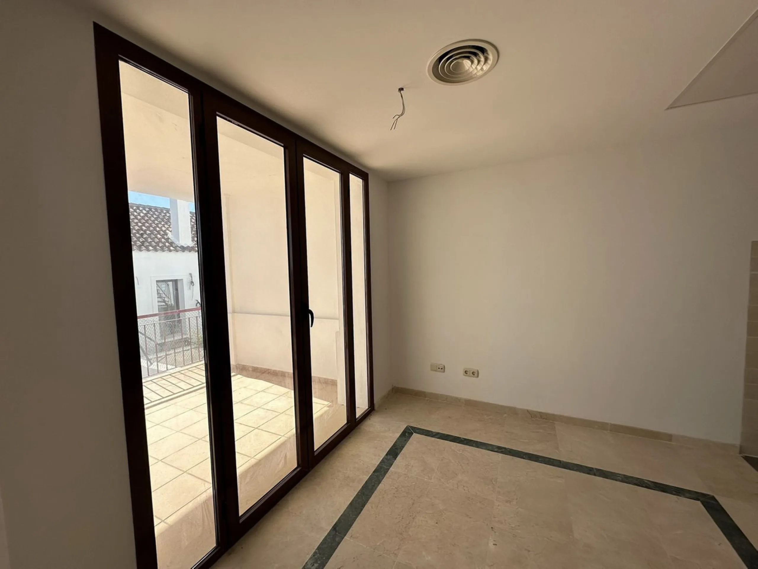 House - Townhouse в продаже в Casares, Málaga. В доме 2 спален и 3 ванных комнат. Площадь дома 205 м²