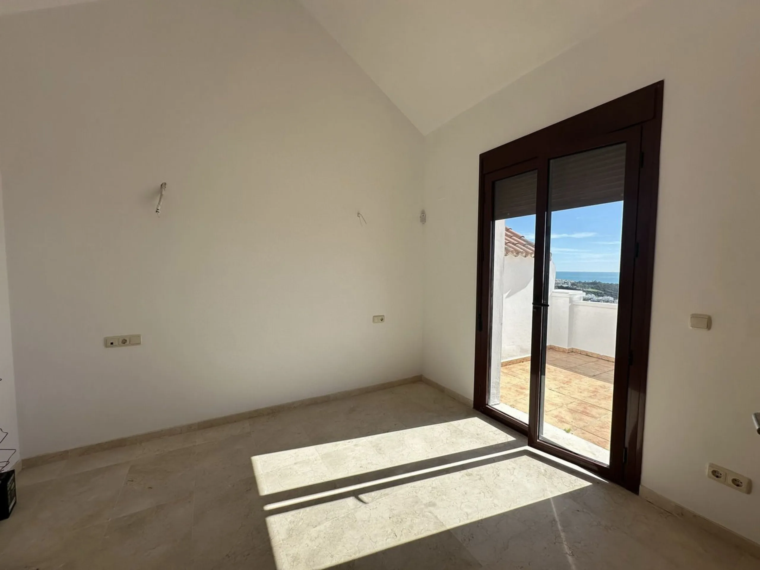 House - Townhouse в продаже в Casares, Málaga. В доме 2 спален и 3 ванных комнат. Площадь дома 205 м²
