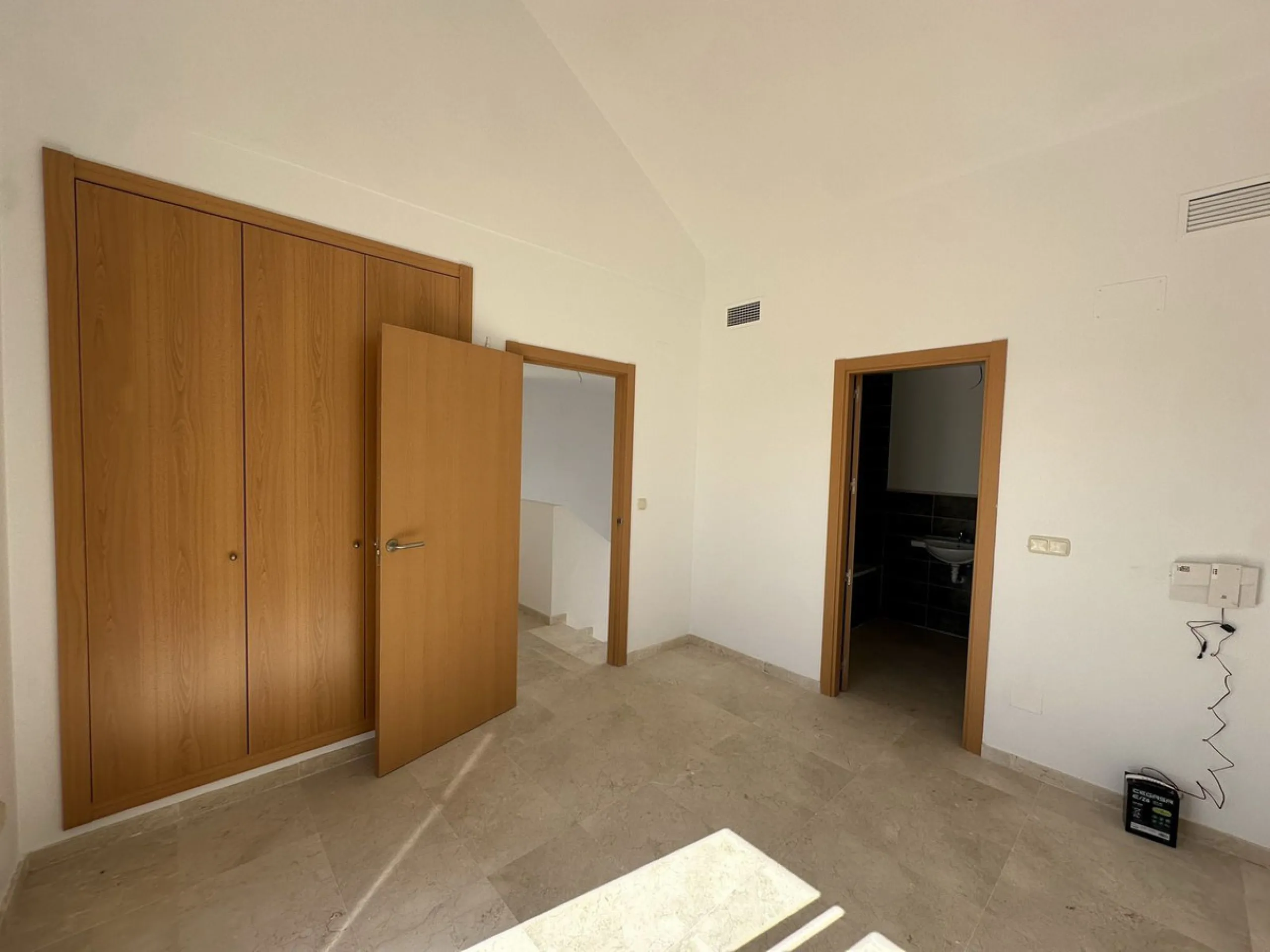 House - Townhouse в продаже в Casares, Málaga. В доме 2 спален и 3 ванных комнат. Площадь дома 205 м²