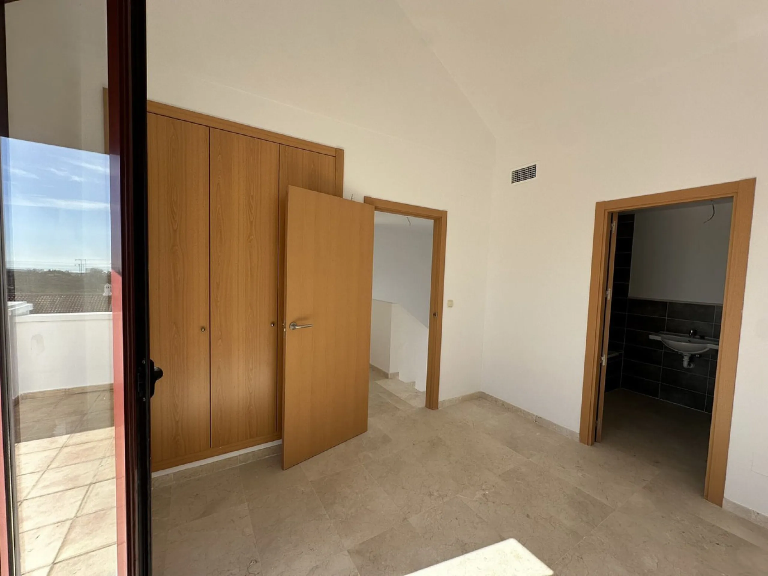 House - Townhouse в продаже в Casares, Málaga. В доме 2 спален и 3 ванных комнат. Площадь дома 205 м²