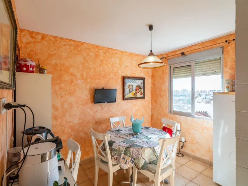 Apartment - Middle Floor Apartment в продаже в Fuengirola, Málaga. В доме 4 спален и 2 ванных комнат. Площадь дома 112 м²