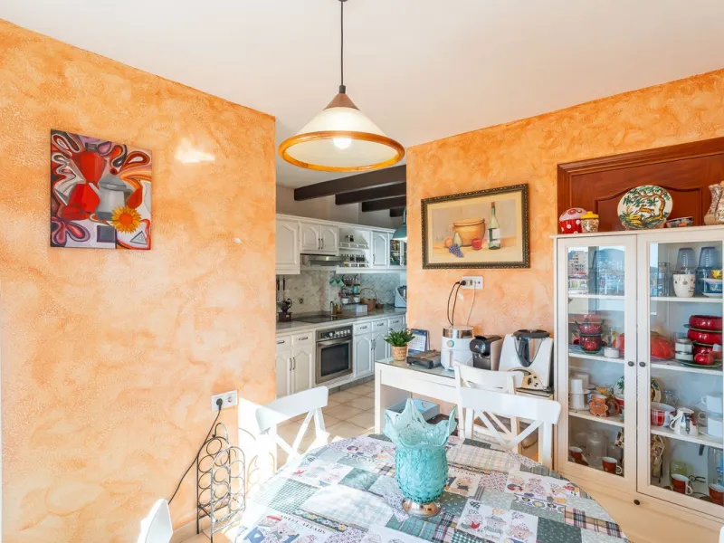 Apartment - Middle Floor Apartment в продаже в Fuengirola, Málaga. В доме 4 спален и 2 ванных комнат. Площадь дома 112 м²