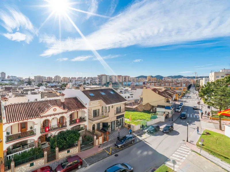 Apartment - Middle Floor Apartment в продаже в Fuengirola, Málaga. В доме 4 спален и 2 ванных комнат. Площадь дома 112 м²