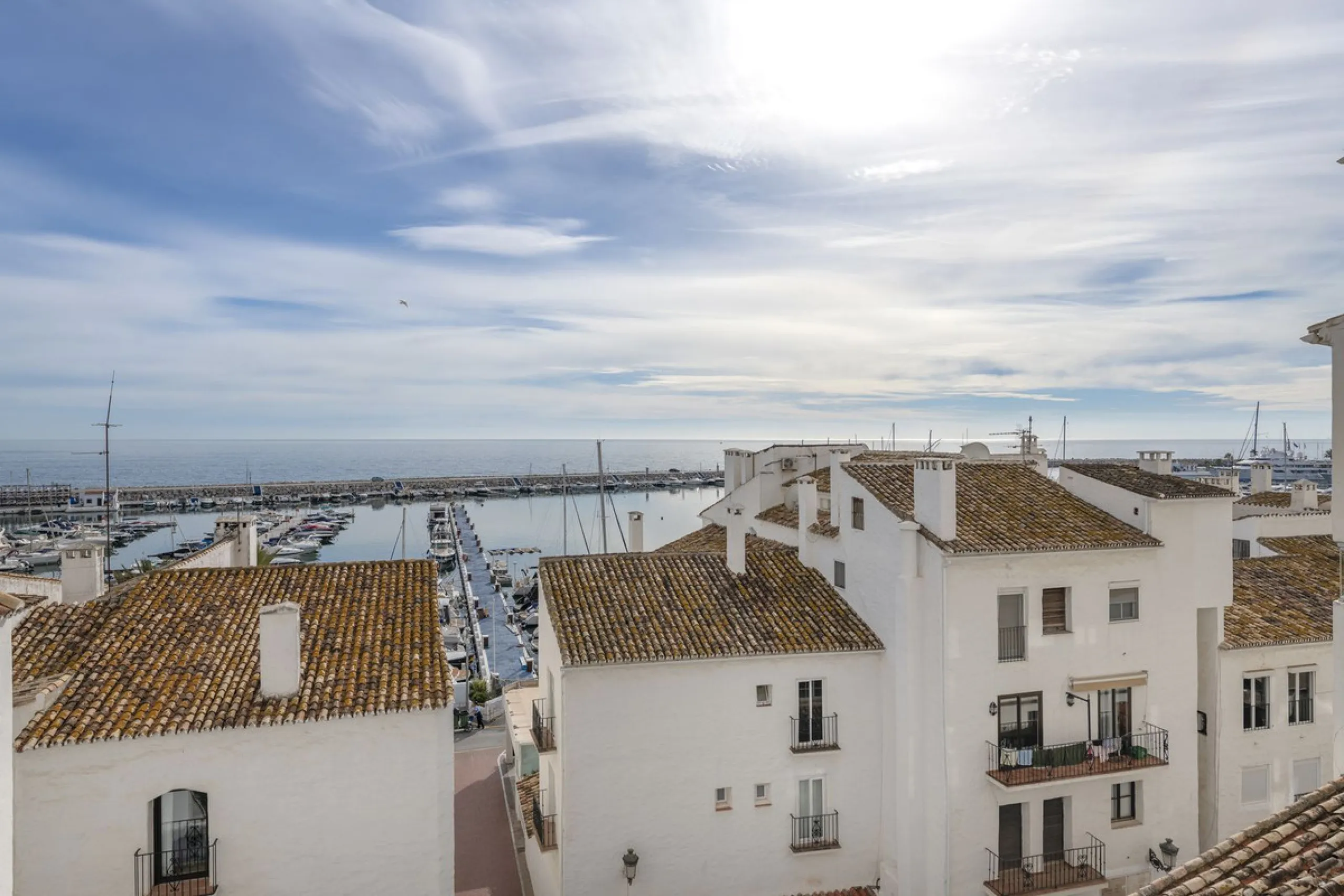 Elegant 2-bedroom, 2-bathroom apartment for sale in Puerto Banús, offering beautiful views of the port and a prime location in one of Marbella's most exclusive areas.