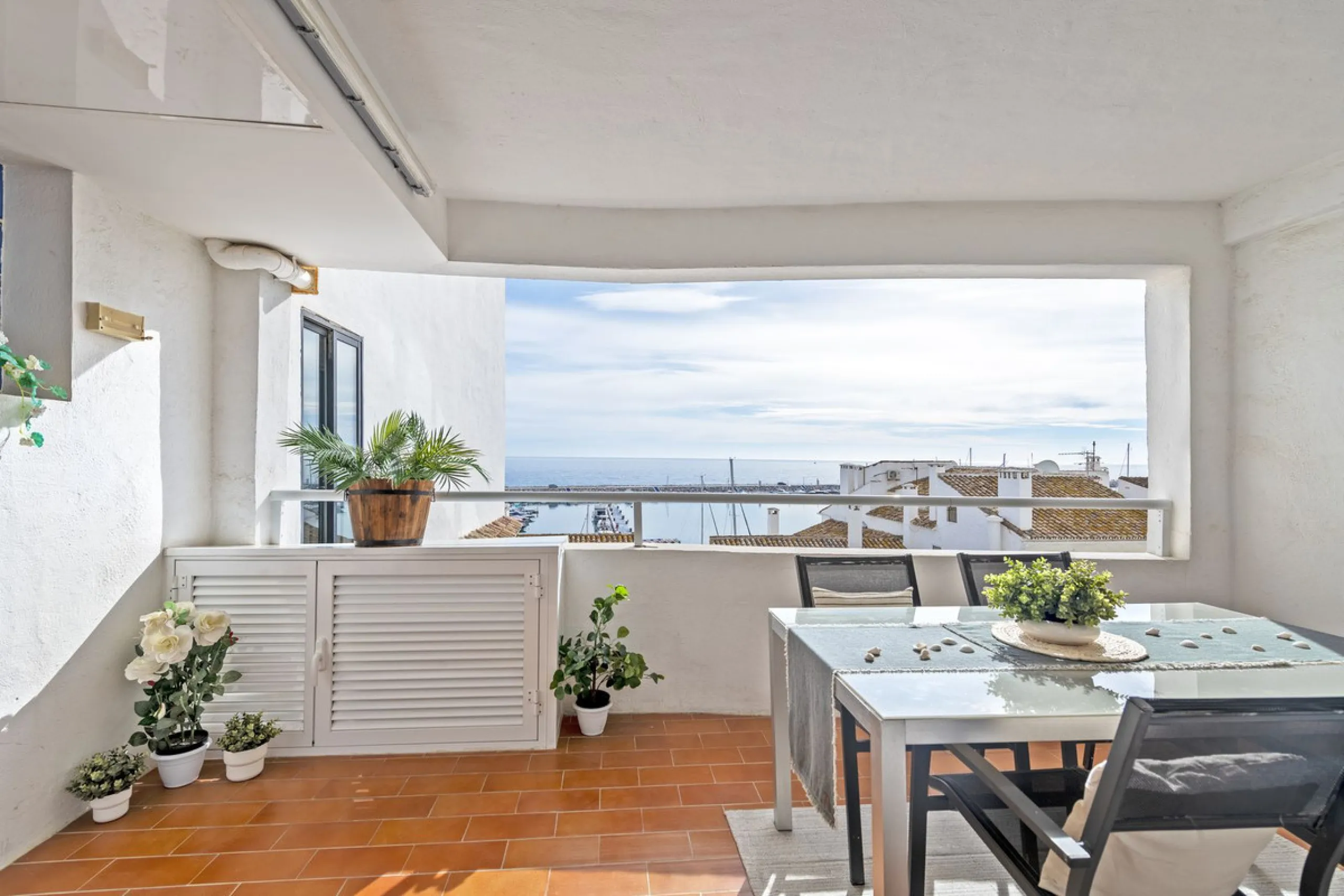 Elegant 2-bedroom, 2-bathroom apartment for sale in Puerto Banús, offering beautiful views of the port and a prime location in one of Marbella's most exclusive areas.