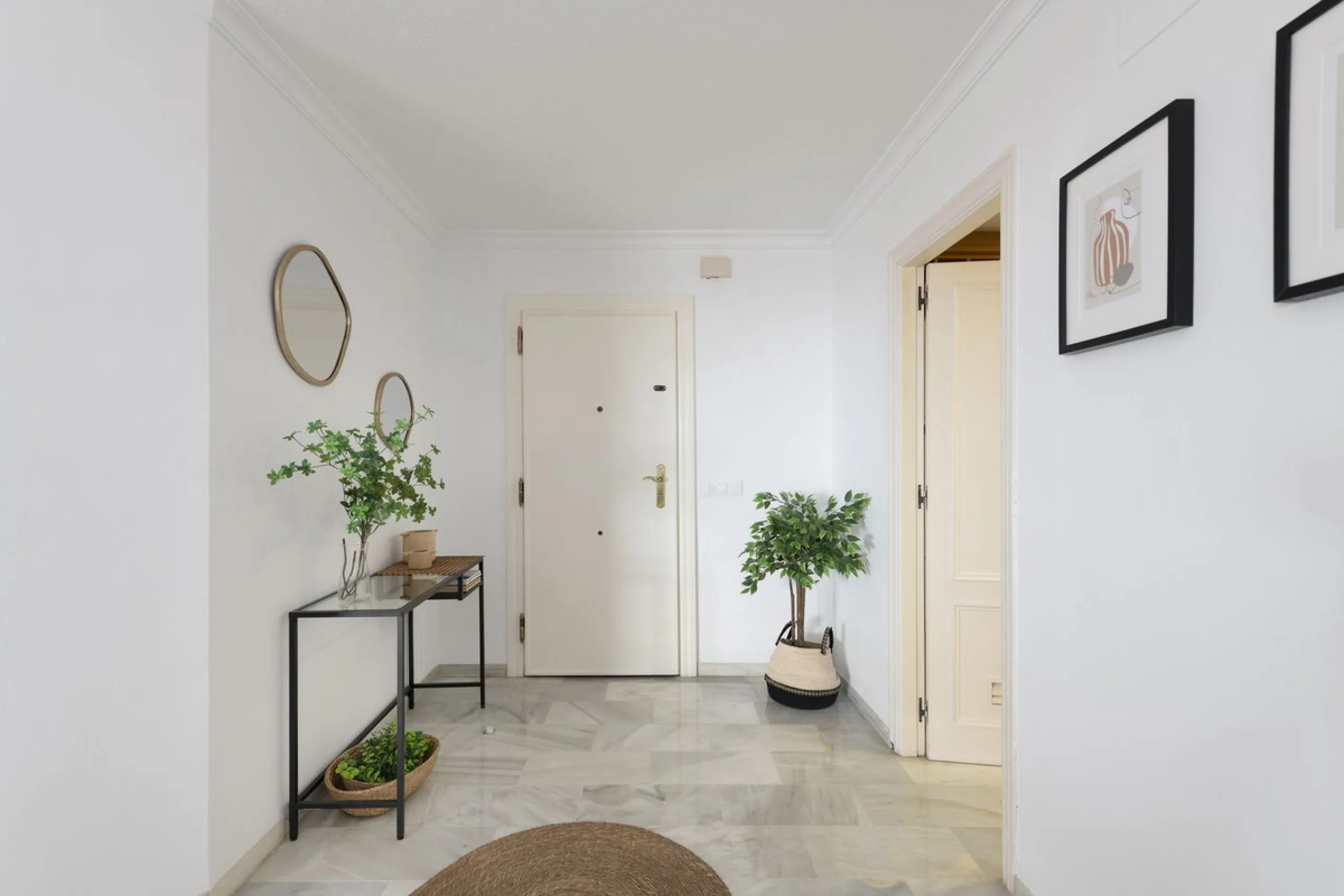 Elegant 2-bedroom, 2-bathroom apartment for sale in Puerto Banús, offering beautiful views of the port and a prime location in one of Marbella's most exclusive areas.