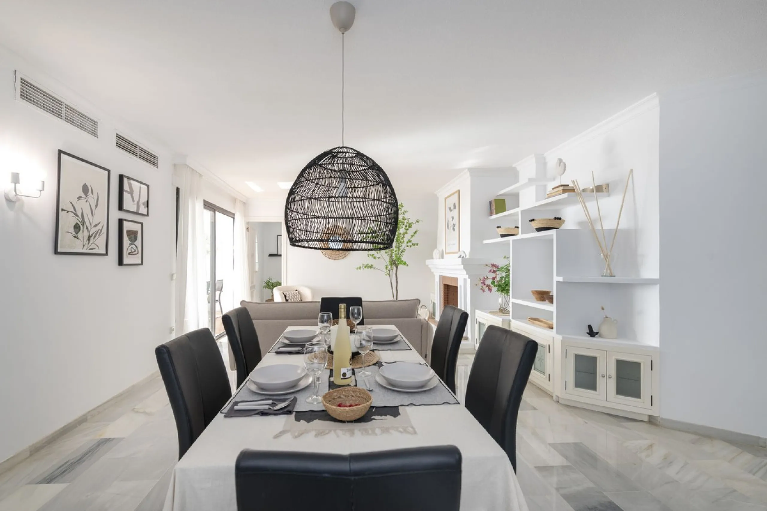 Elegant 2-bedroom, 2-bathroom apartment for sale in Puerto Banús, offering beautiful views of the port and a prime location in one of Marbella's most exclusive areas.