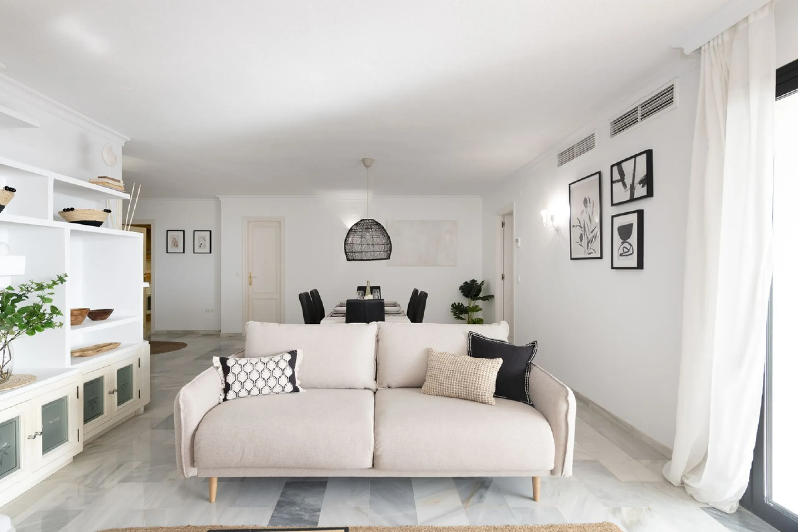 Elegant 2-bedroom, 2-bathroom apartment for sale in Puerto Banús, offering beautiful views of the port and a prime location in one of Marbella's most exclusive areas.