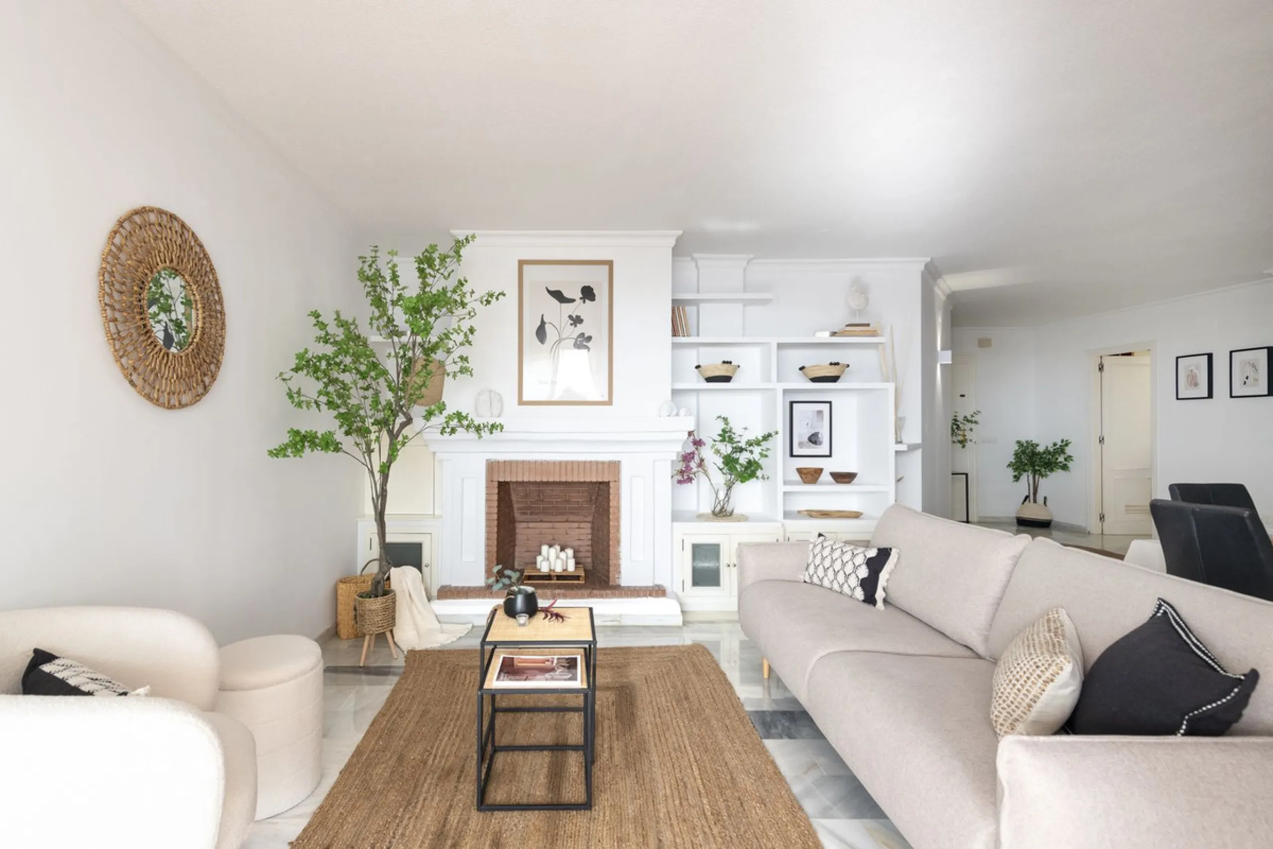 Elegant 2-bedroom, 2-bathroom apartment for sale in Puerto Banús, offering beautiful views of the port and a prime location in one of Marbella's most exclusive areas.