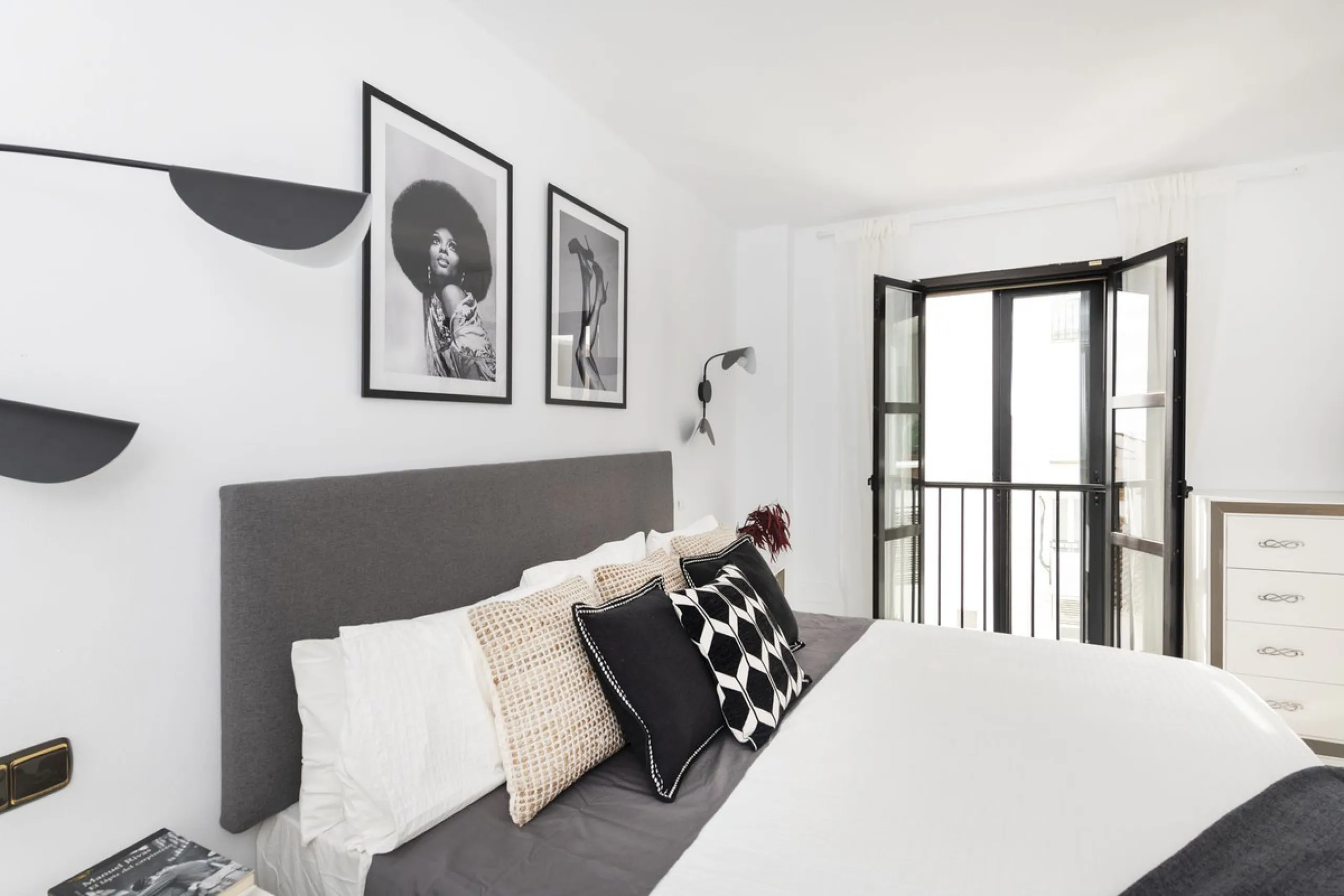 Elegant 2-bedroom, 2-bathroom apartment for sale in Puerto Banús, offering beautiful views of the port and a prime location in one of Marbella's most exclusive areas.