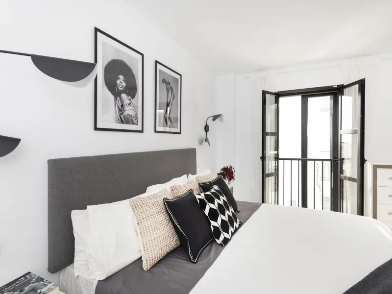 Elegant 2-bedroom, 2-bathroom apartment for sale in Puerto Banús, offering beautiful views of the port and a prime location in one of Marbella's most exclusive areas.