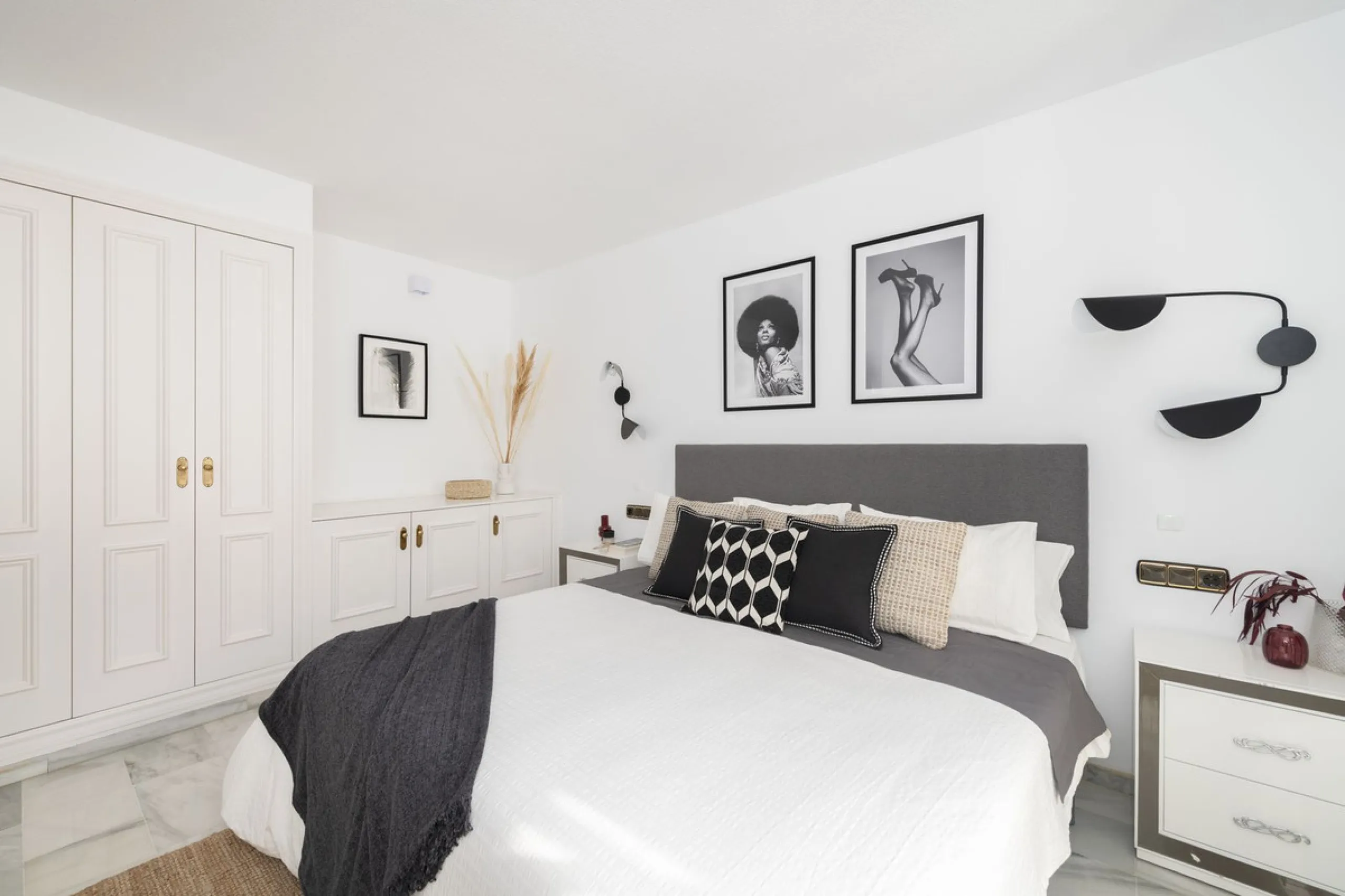 Elegant 2-bedroom, 2-bathroom apartment for sale in Puerto Banús, offering beautiful views of the port and a prime location in one of Marbella's most exclusive areas.