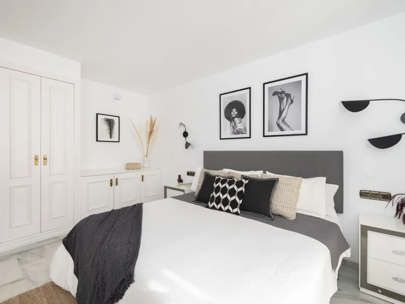 Elegant 2-bedroom, 2-bathroom apartment for sale in Puerto Banús, offering beautiful views of the port and a prime location in one of Marbella's most exclusive areas.