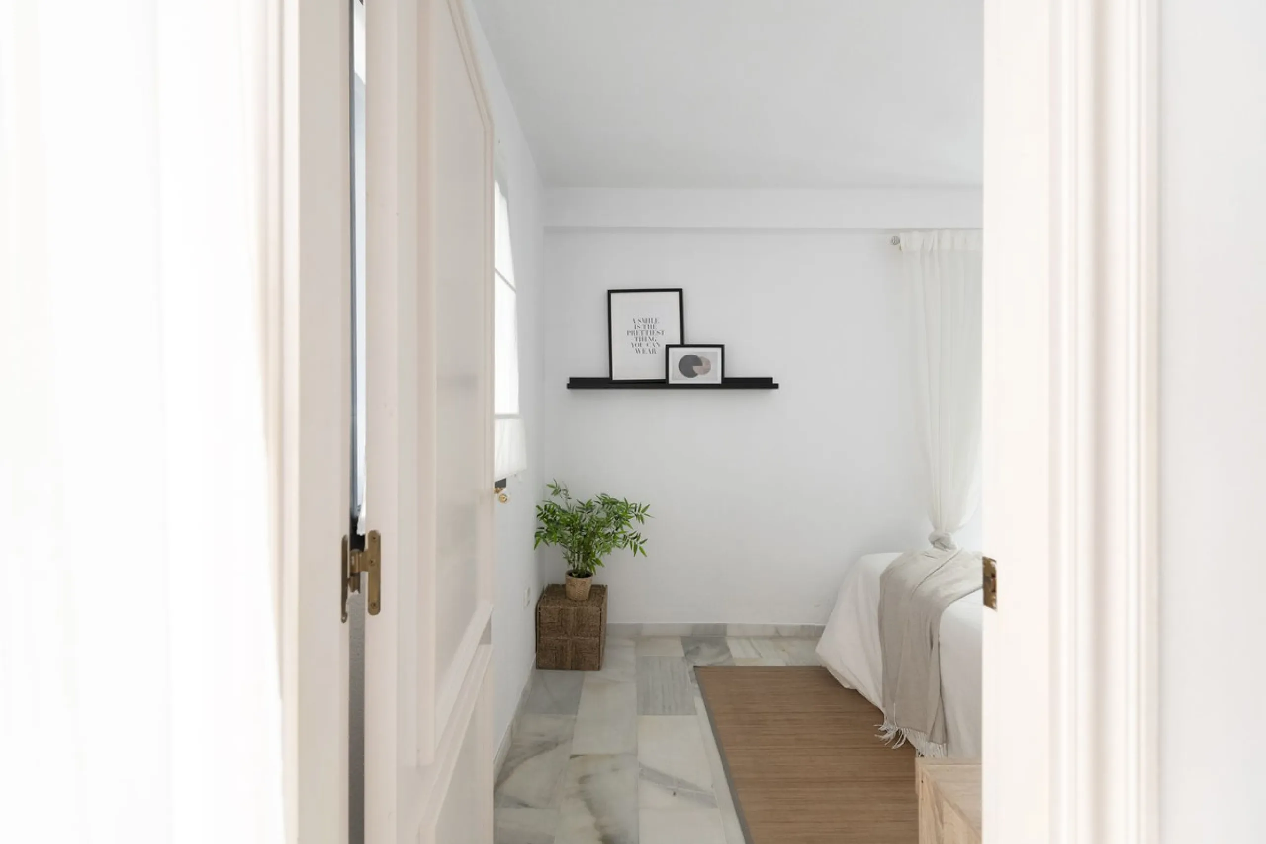 Elegant 2-bedroom, 2-bathroom apartment for sale in Puerto Banús, offering beautiful views of the port and a prime location in one of Marbella's most exclusive areas.