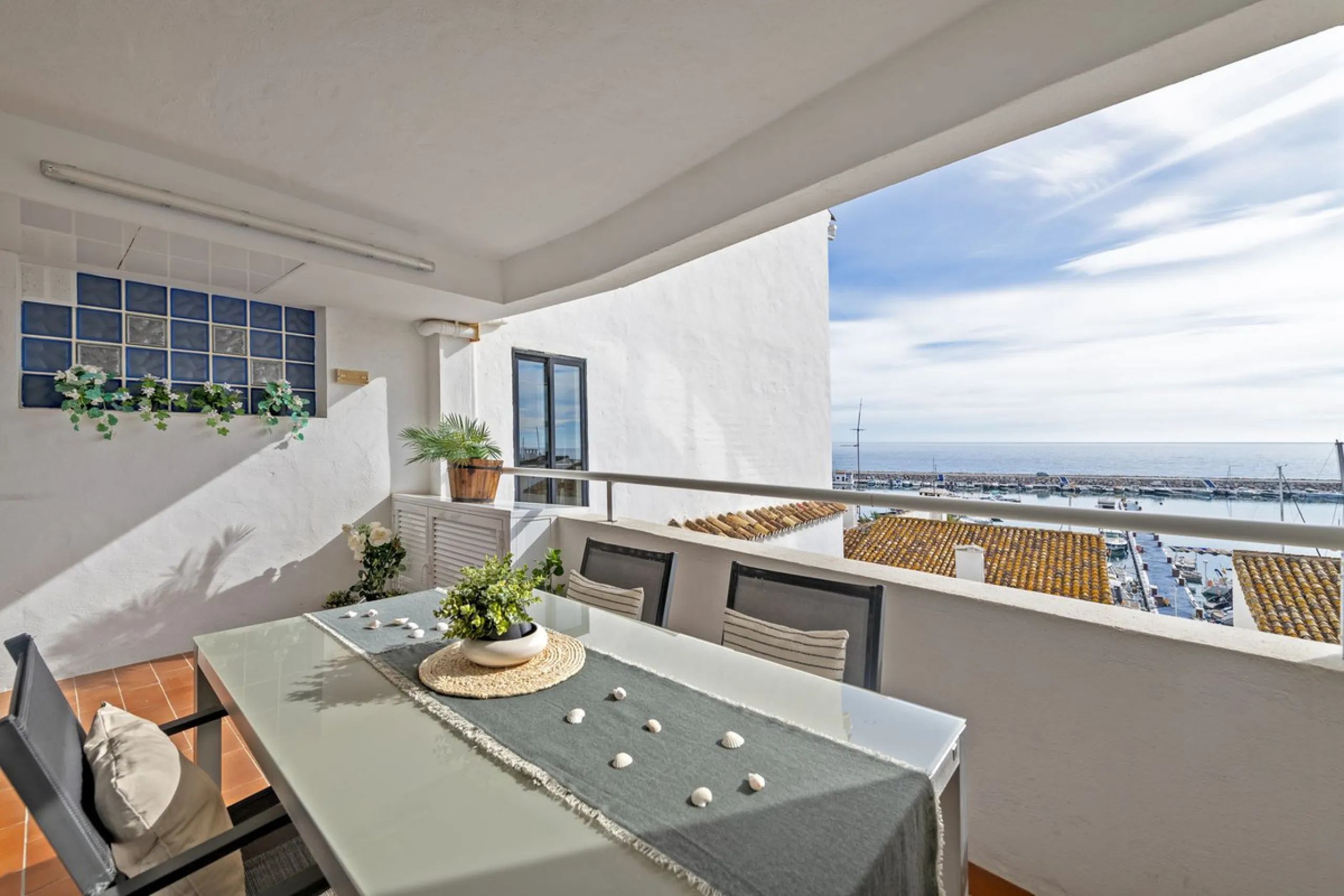 Elegant 2-bedroom, 2-bathroom apartment for sale in Puerto Banús, offering beautiful views of the port and a prime location in one of Marbella's most exclusive areas.