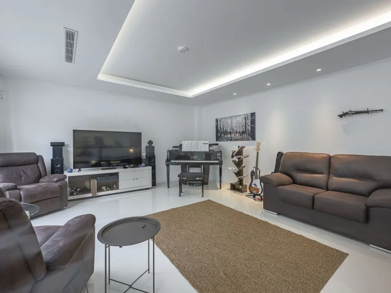 Exclusive detached villa just 500 meters from the sea – The best price on the market