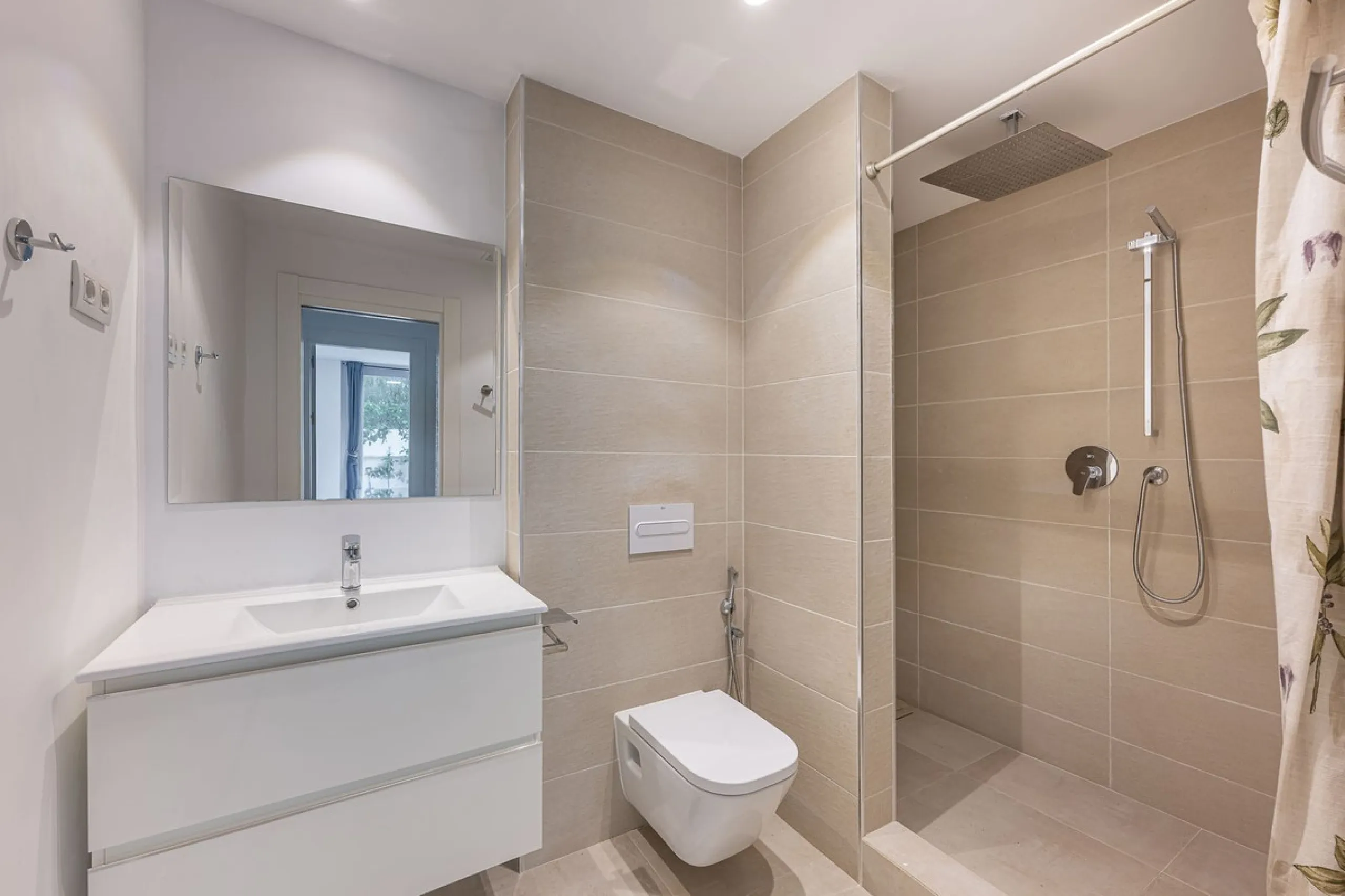 Exclusive detached villa just 500 meters from the sea – The best price on the market