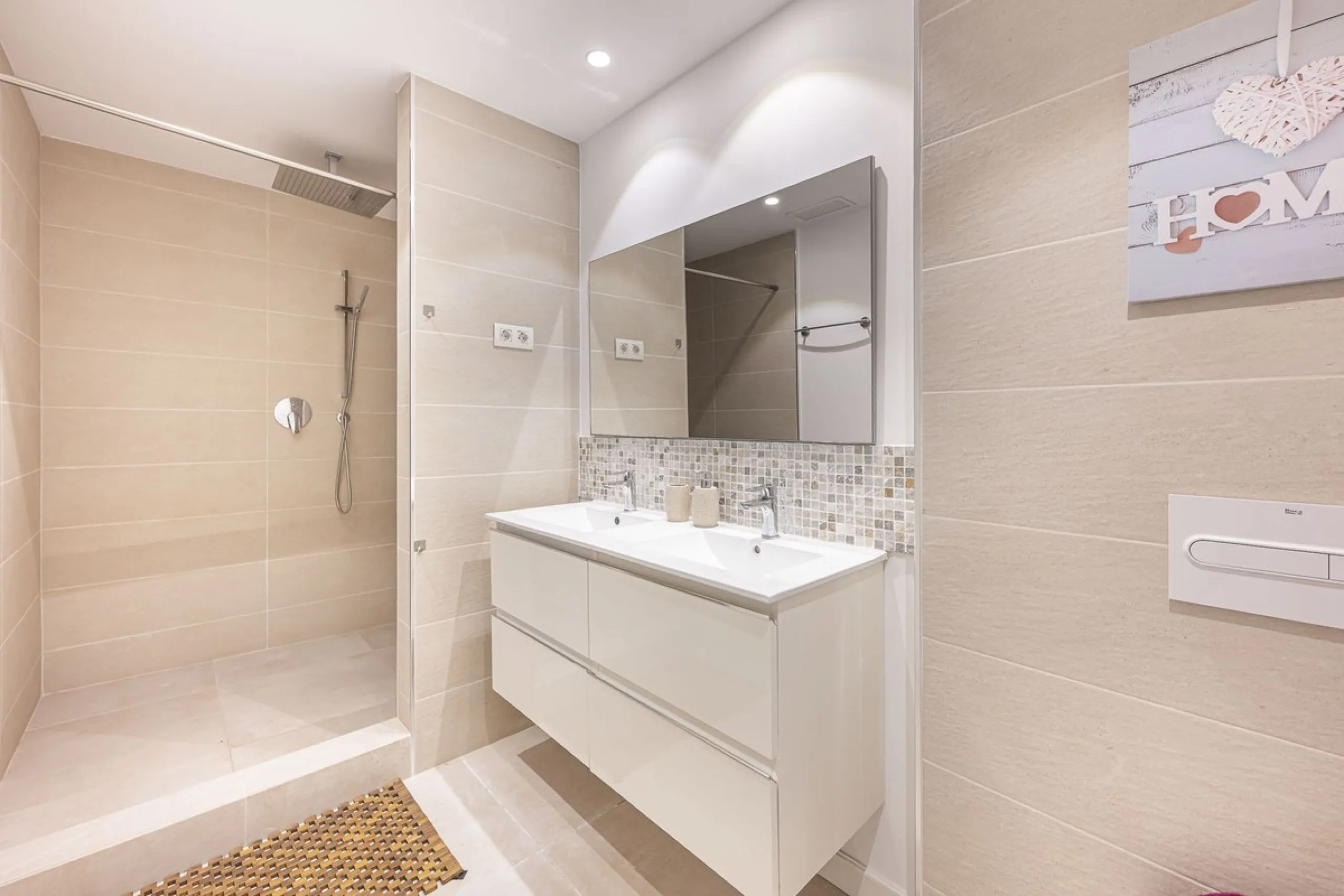 Exclusive detached villa just 500 meters from the sea – The best price on the market