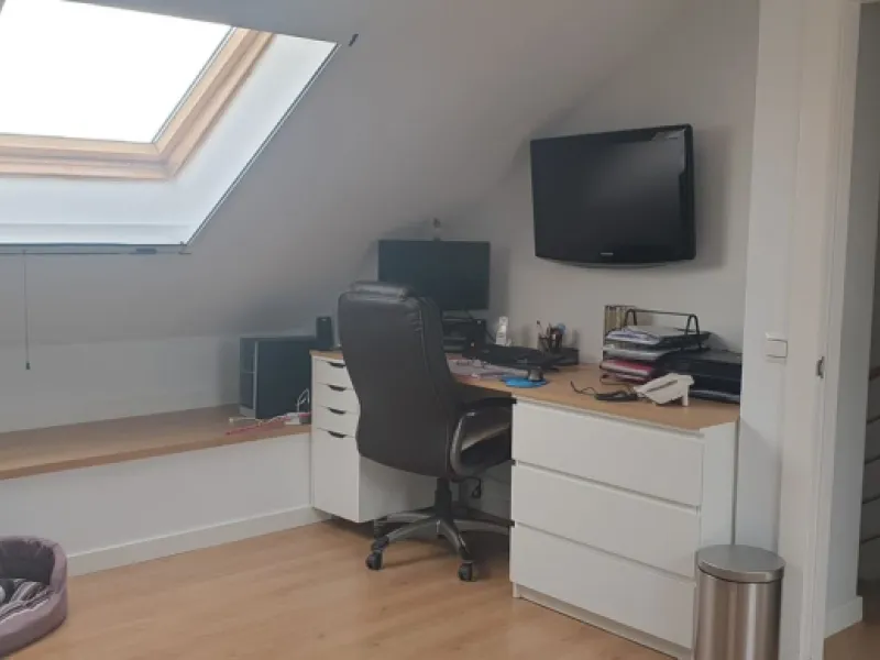 Spectacular Designer Semi-Detached House: Space, Efficiency, and Total Connectivity