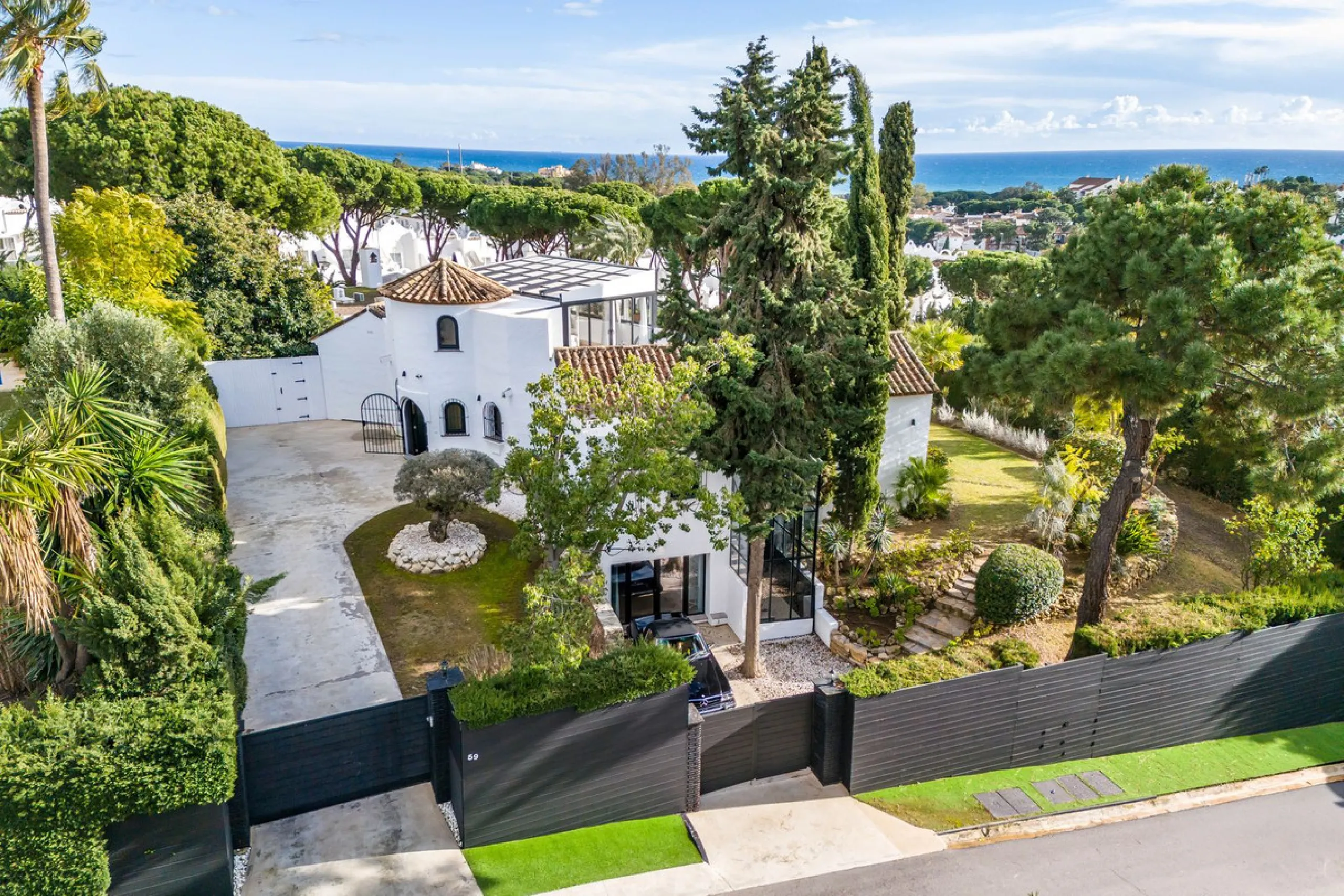 *Drone video and walkthrough video available. Urbanisation Hacienda Las Chapas.